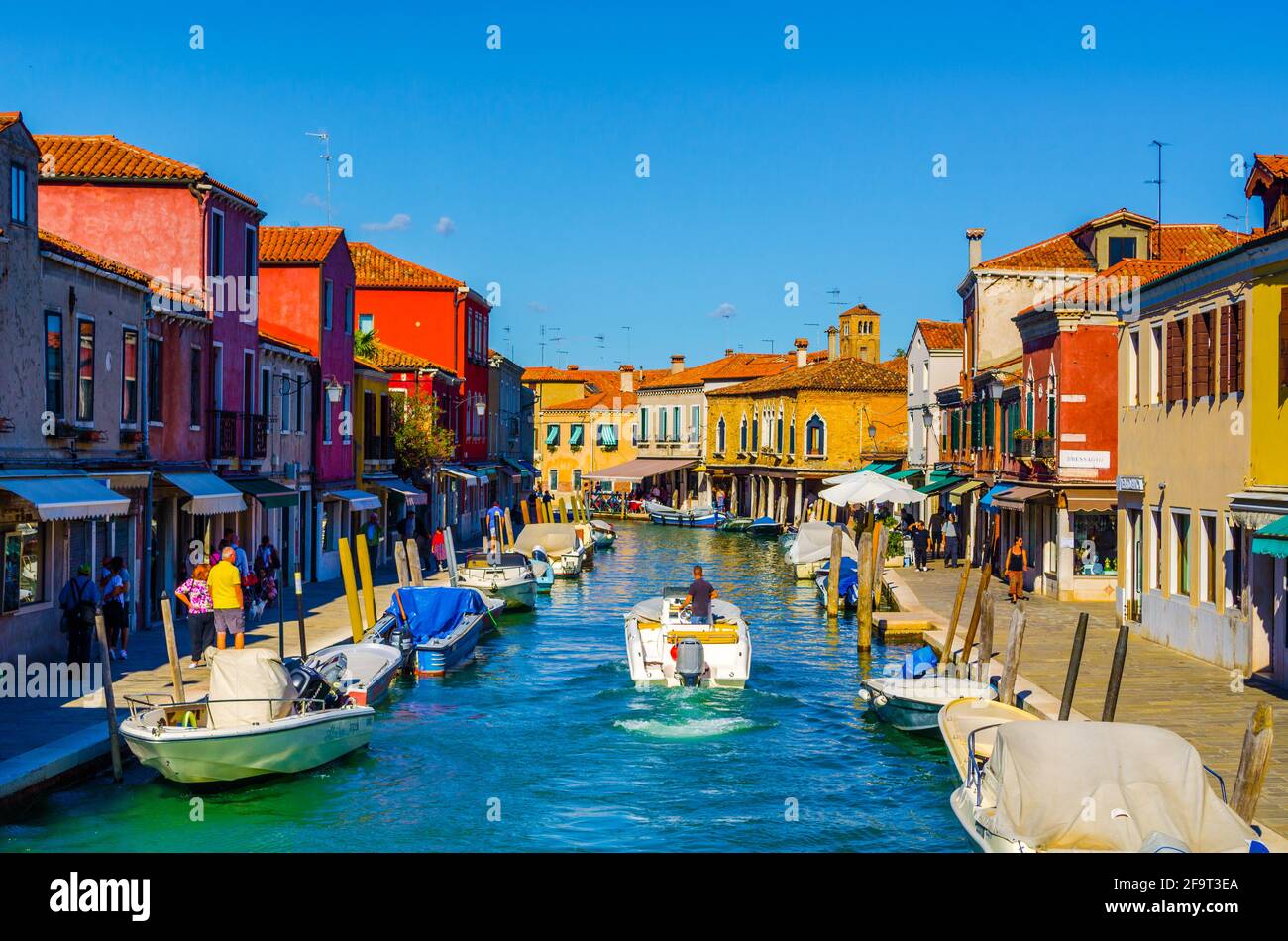 vista di un canale sull'isola di murano in italia che e' circondato da negozi turistici che vendono il famoso vetro di murano Foto Stock