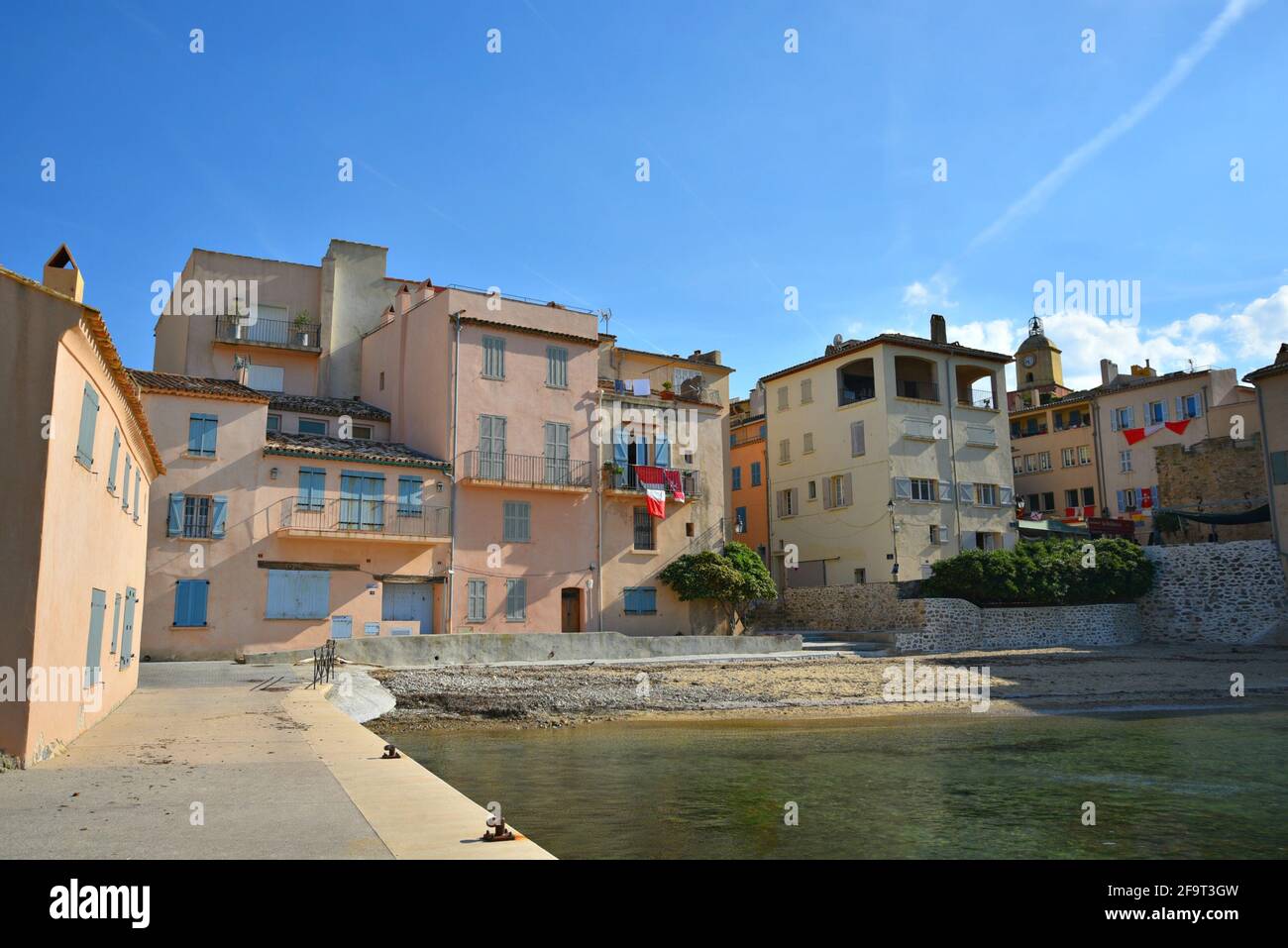Pittoresche case in stile Provençal con colorate pareti in stucco presso la spiaggia la Ponche di Saint-Tropez, in Costa Azzurra Francia. Foto Stock
