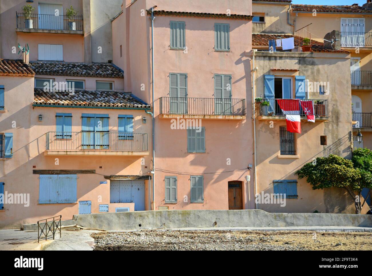 Pittoresche case in stile Provençal con colorate pareti in stucco presso la spiaggia la Ponche di Saint-Tropez, in Costa Azzurra Francia. Foto Stock