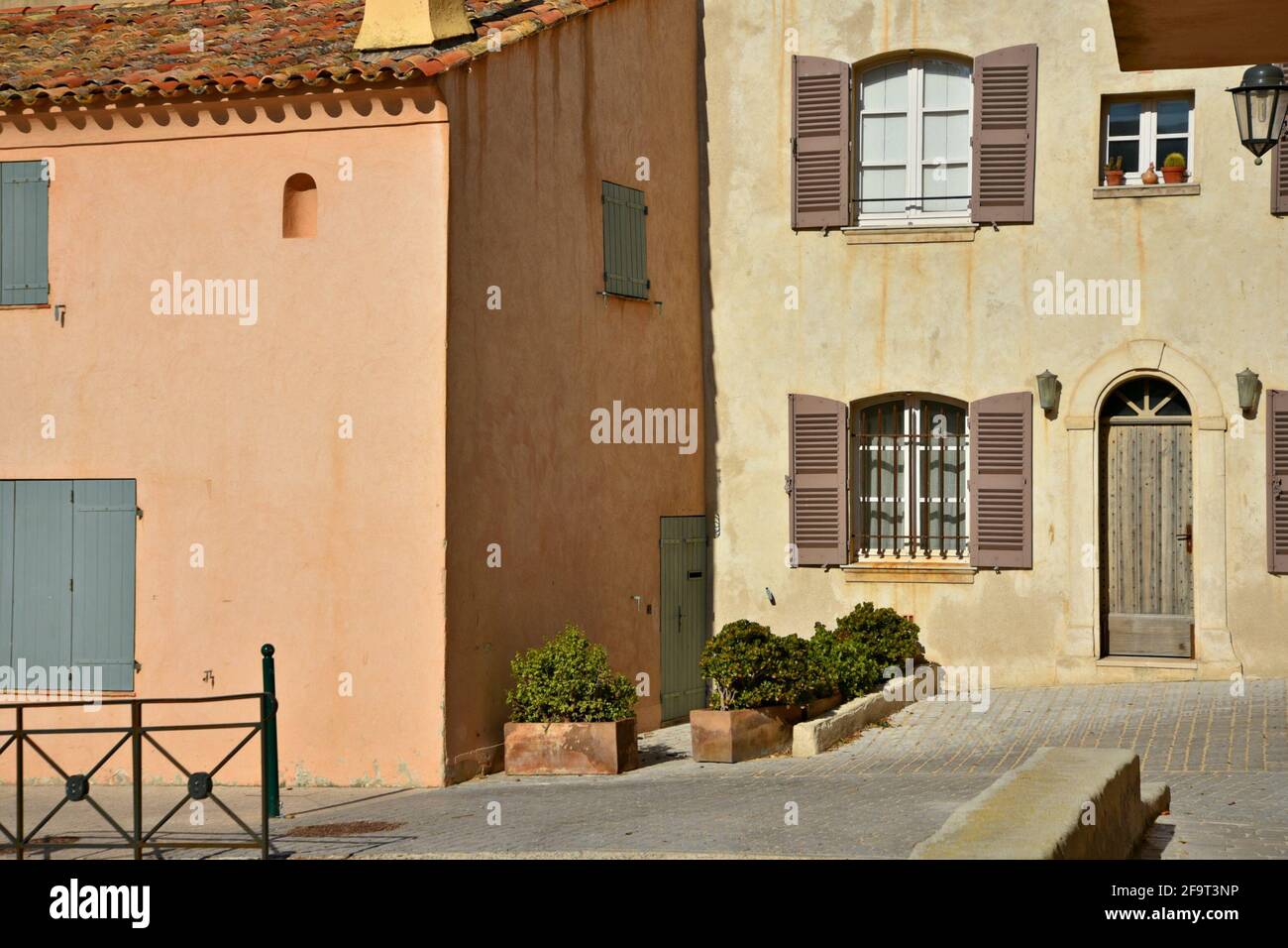 Pittoresche case in stile Provençal con colorate pareti in stucco presso la spiaggia la Ponche di Saint-Tropez, in Costa Azzurra Francia. Foto Stock