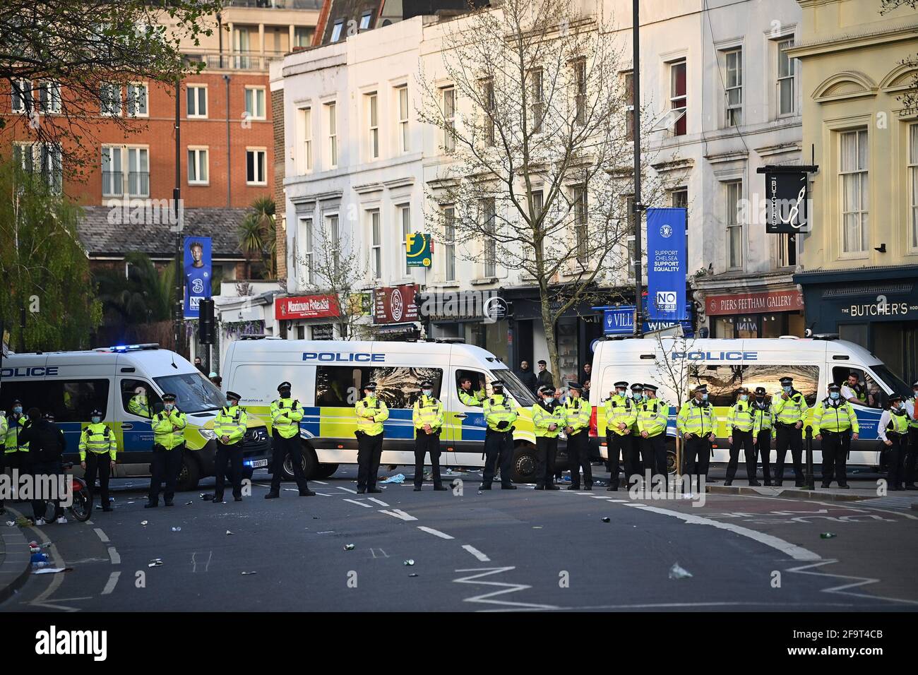 Londra, Regno Unito. 20 Apr 2021. Una forte presenza della polizia mentre i tifosi celebrano fuori Stamford Bridge a Londra Ovest dopo che è stato annunciato che il club avrebbe fatto domanda di ritiro dalla Super League europea. Si è diffusa l'ostilità nei confronti delle proposte per una nuova serie di élite delle società calcistiche europee, secondo gli avversari che uccideranno la concorrenza e danneggeranno lo sport. Photo credit: Ben Cawthra/Sipa USA **NO UK SALES** Credit: Sipa USA/Alamy Live News Foto Stock