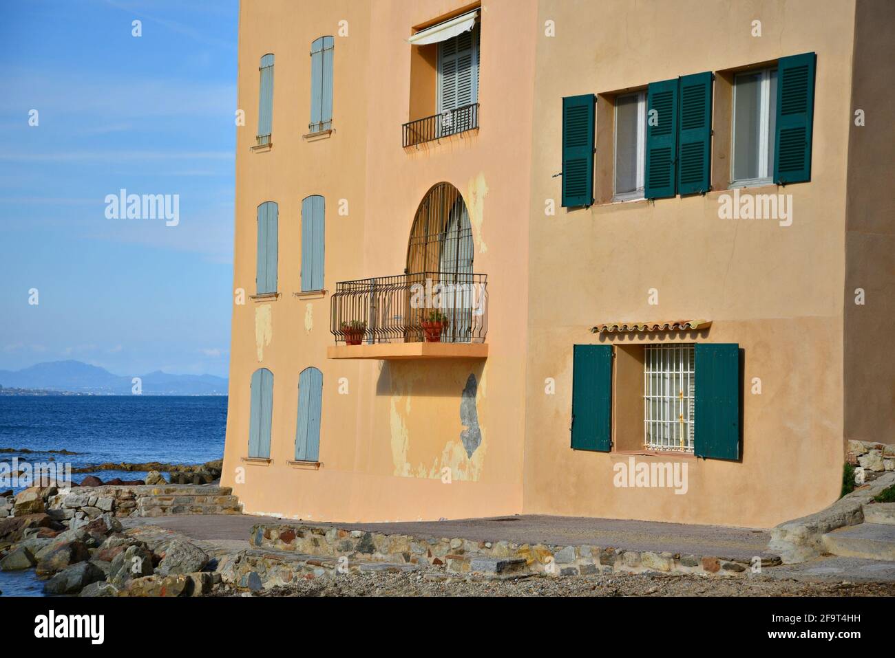 Pittoresca casa in tipico stile Provençal con un muro di stucco veneziano sul litorale della spiaggia di la Ponche a Saint-Tropez, Costa Azzurra Francia. Foto Stock
