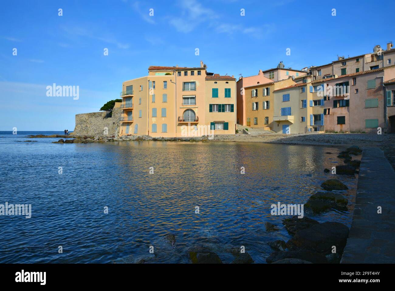 Pittoresche case in tipico stile Provençal con pareti in stucco veneziano sul litorale della spiaggia di la Ponche a Saint-Tropez, Costa Azzurra Francia. Foto Stock