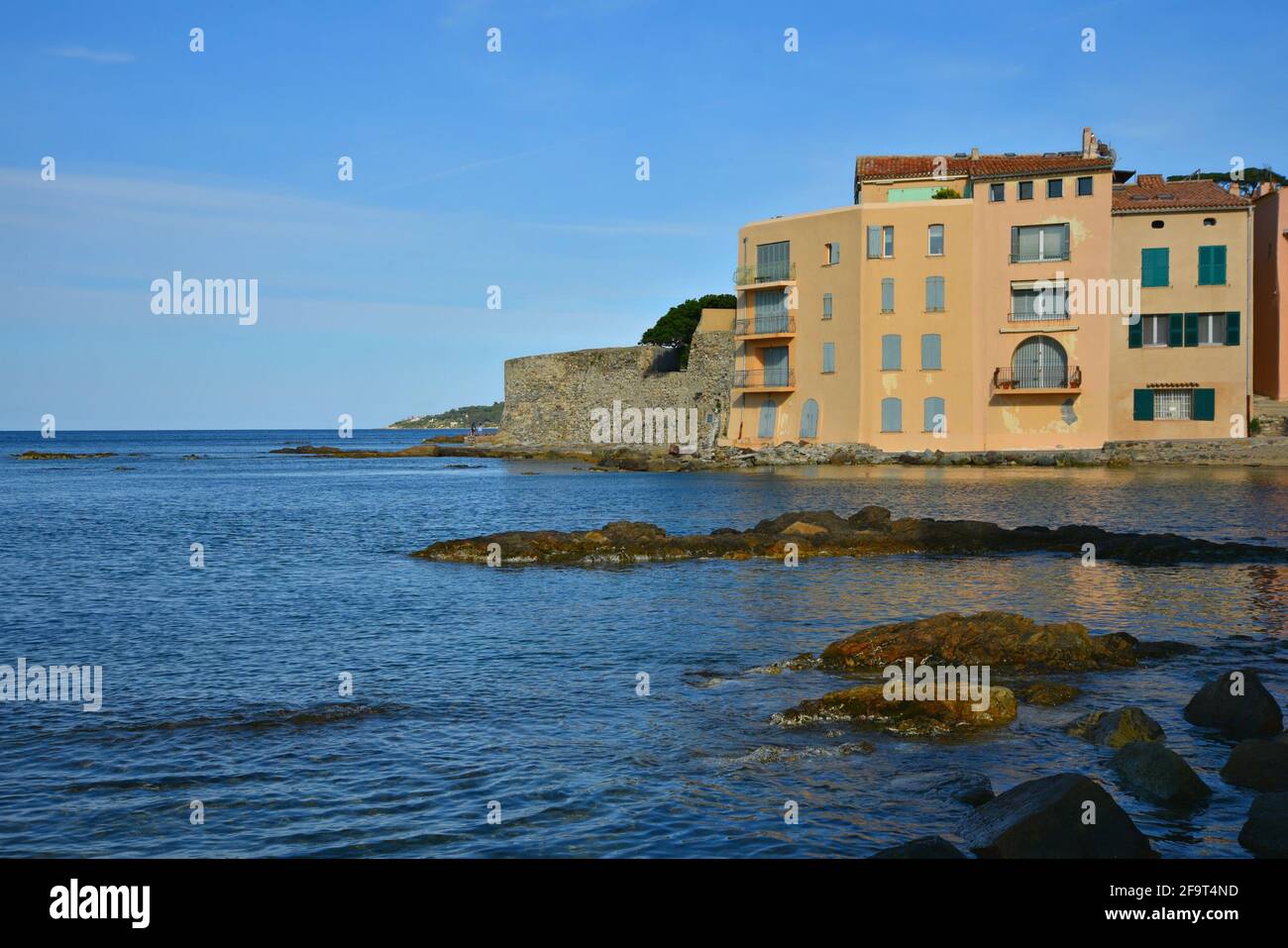 Pittoresche case in tipico stile Provençal con pareti in stucco veneziano sul litorale della spiaggia di la Ponche a Saint-Tropez, Costa Azzurra Francia. Foto Stock