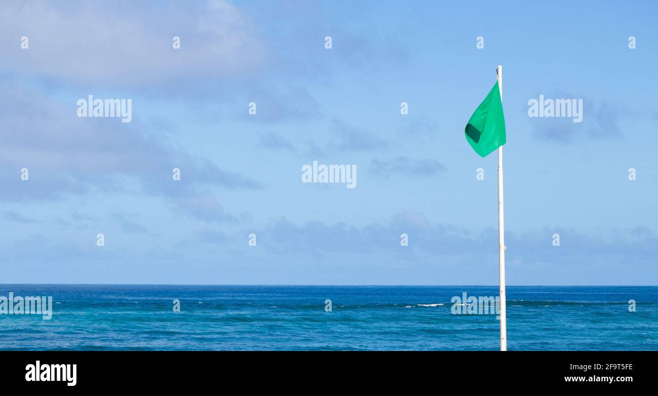 Bandiera verde sulla spiaggia Foto Stock