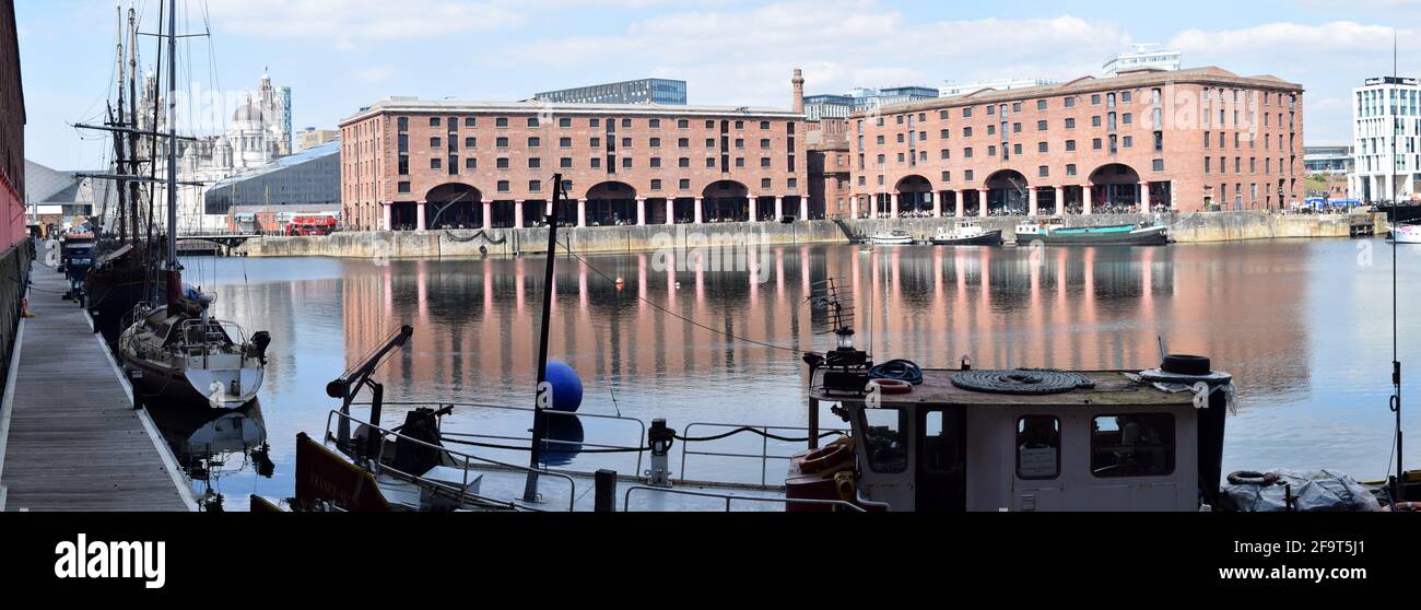LIVERPOOL, REGNO UNITO - Apr 16, 2021: Panorama dei moli reali di albert a liverpool Foto Stock