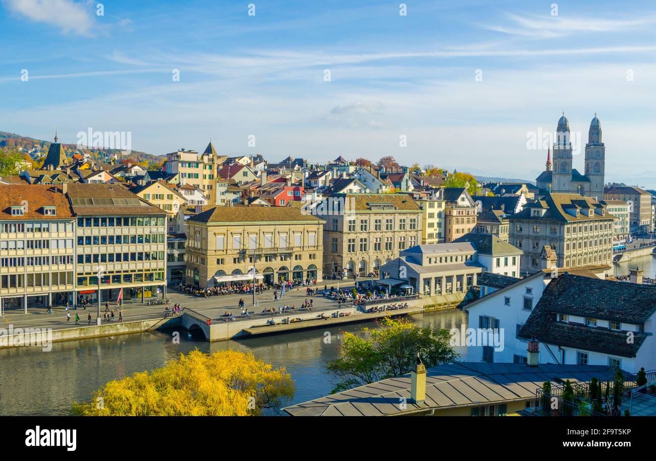 Vista panoramica sulla riva orientale del fiume Limmat a Zurigo, con le chiese di Predigerkirche e Grossmunster Foto Stock