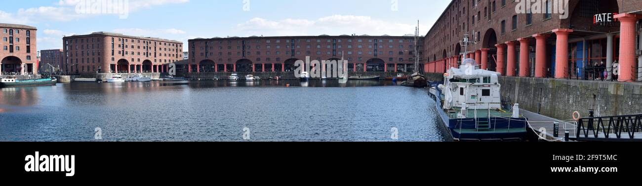 LIVERPOOL, REGNO UNITO - Apr 16, 2021: Panorama dei moli reali di albert a liverpool Foto Stock
