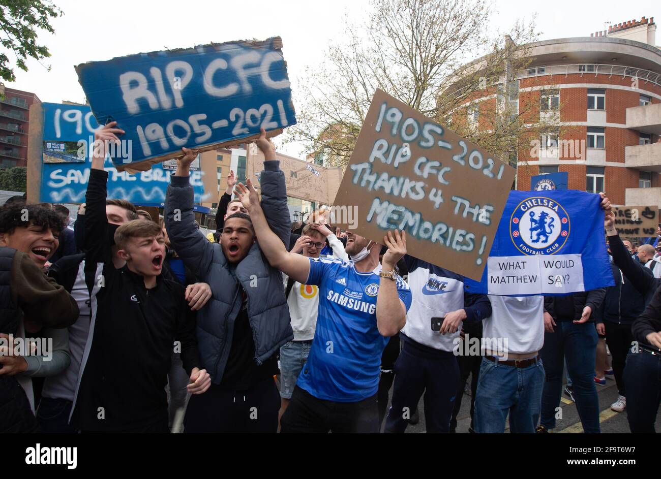 Londra, Regno Unito. , . I tifosi del Chelsea hanno in scena una dimostrazione fuori dal ponte di Stamford alla proposta formazione di una Super League europea. I Chelsea sono uno dei sei club inglesi che si intendono far parte della Super League. I fan lo vedono come pura avidità da parte dei proprietari. Il Chelsea FC ha annunciato questa sera che si sono ritirati dalla Super League. Credit: Mark Thomas/Alamy Live News Foto Stock