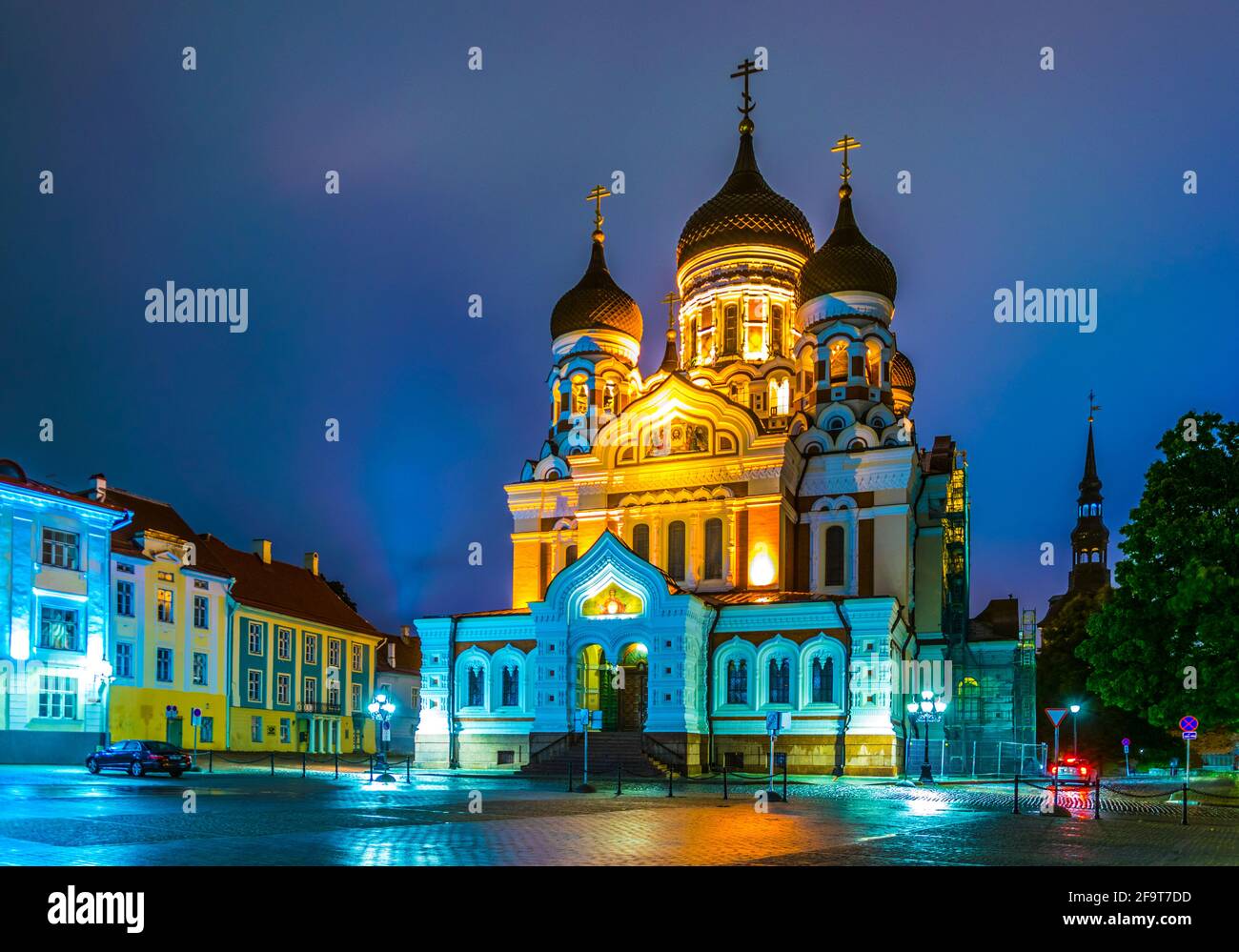 Vista notturna della Cattedrale Ortodossa Russa Alexander Nevski a Toompea, parte di Tallin, Estonia Foto Stock