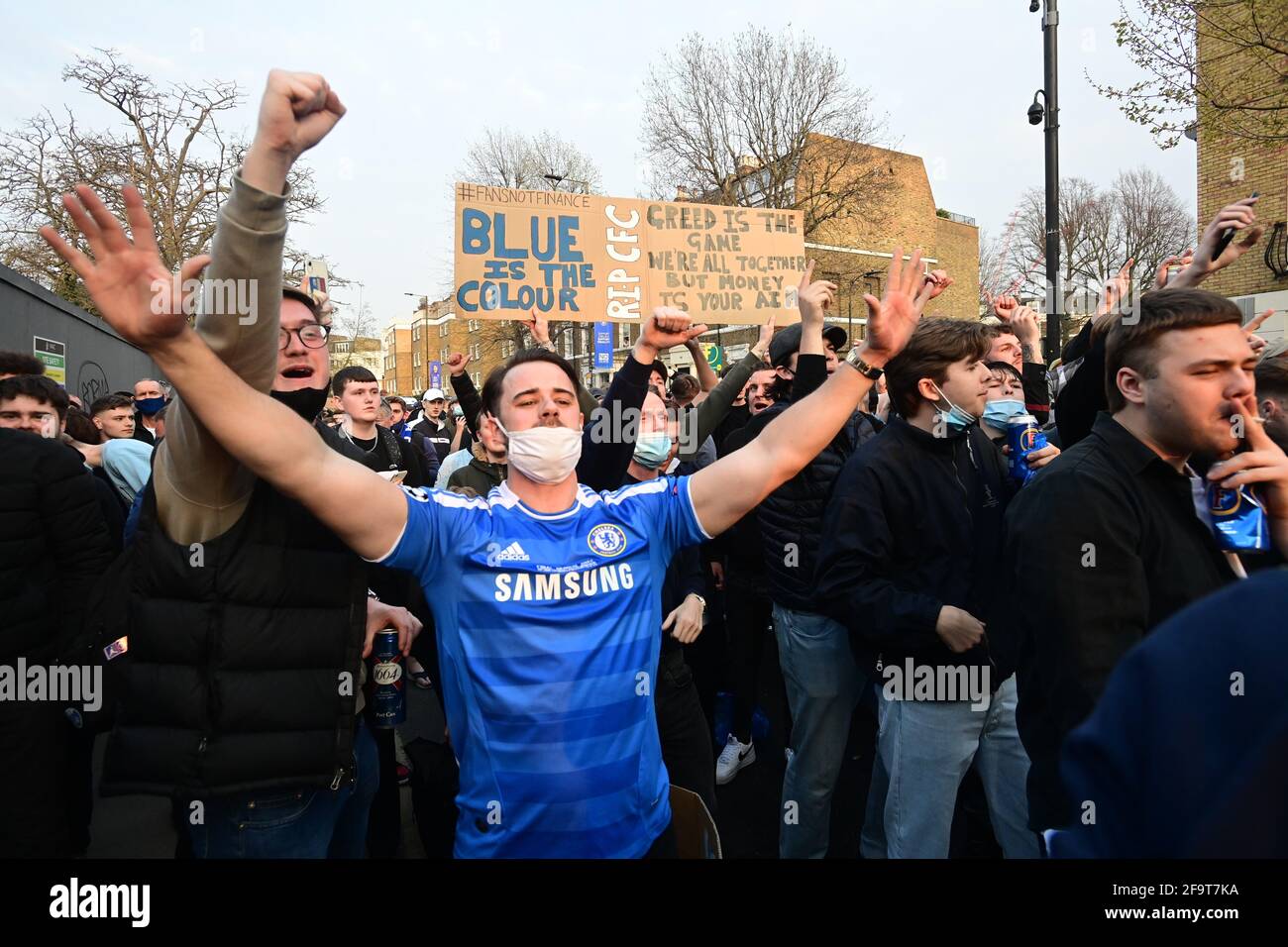 Londra, Regno Unito. 20 Apr 2021. I tifosi festeggiano fuori Stamford Bridge a West London dopo che è stato annunciato che il club avrebbe fatto domanda di ritiro dalla European Super League. Si è diffusa l'ostilità nei confronti delle proposte per una nuova serie di élite delle società calcistiche europee, secondo gli avversari che uccideranno la concorrenza e danneggeranno lo sport. Photo credit: Ben Cawthra/Sipa USA **NO UK SALES** Credit: Sipa USA/Alamy Live News Foto Stock