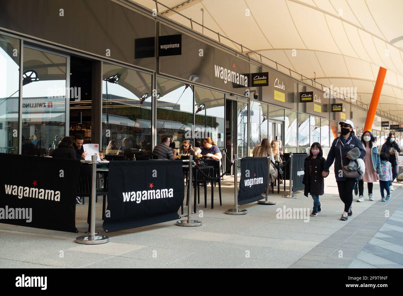 Wagamama, People Eglings Outside, Ashford designer outlet Center, McArthur glen, Ashford, Kent, Regno Unito Foto Stock