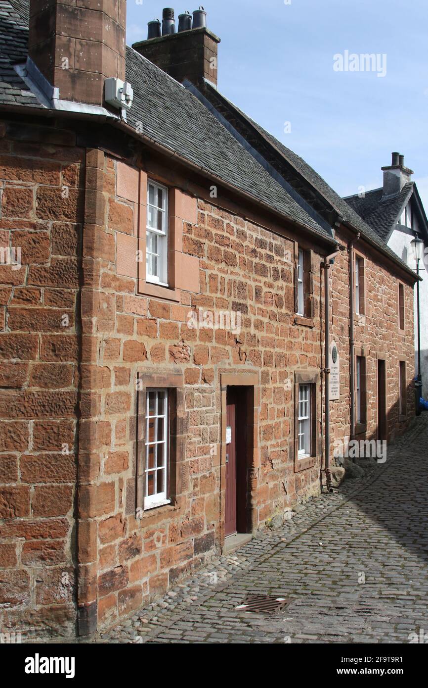 Scotland, Ayrshire, Mauchline, 16 Apr 2021. Burns House & Museum, Castle Street. Avvisi chiusi sulla porta a causa di Coronavirus Foto Stock