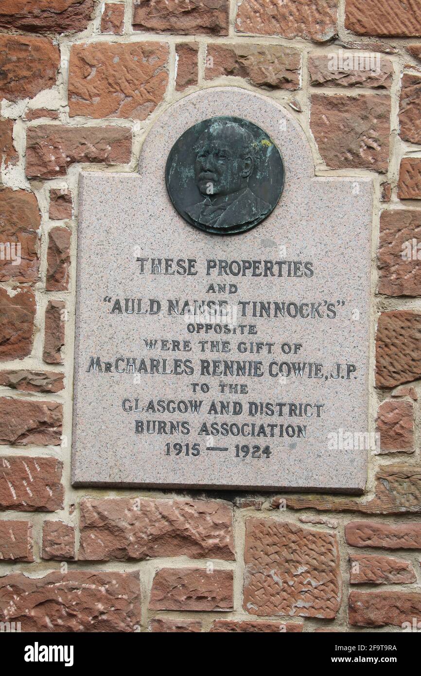 Scotland, Ayrshire, Mauchline, 16 Apr 2021. Burns House & Museum, Castle Street. Avvisi chiusi sulla porta a causa di Coronavirus Foto Stock