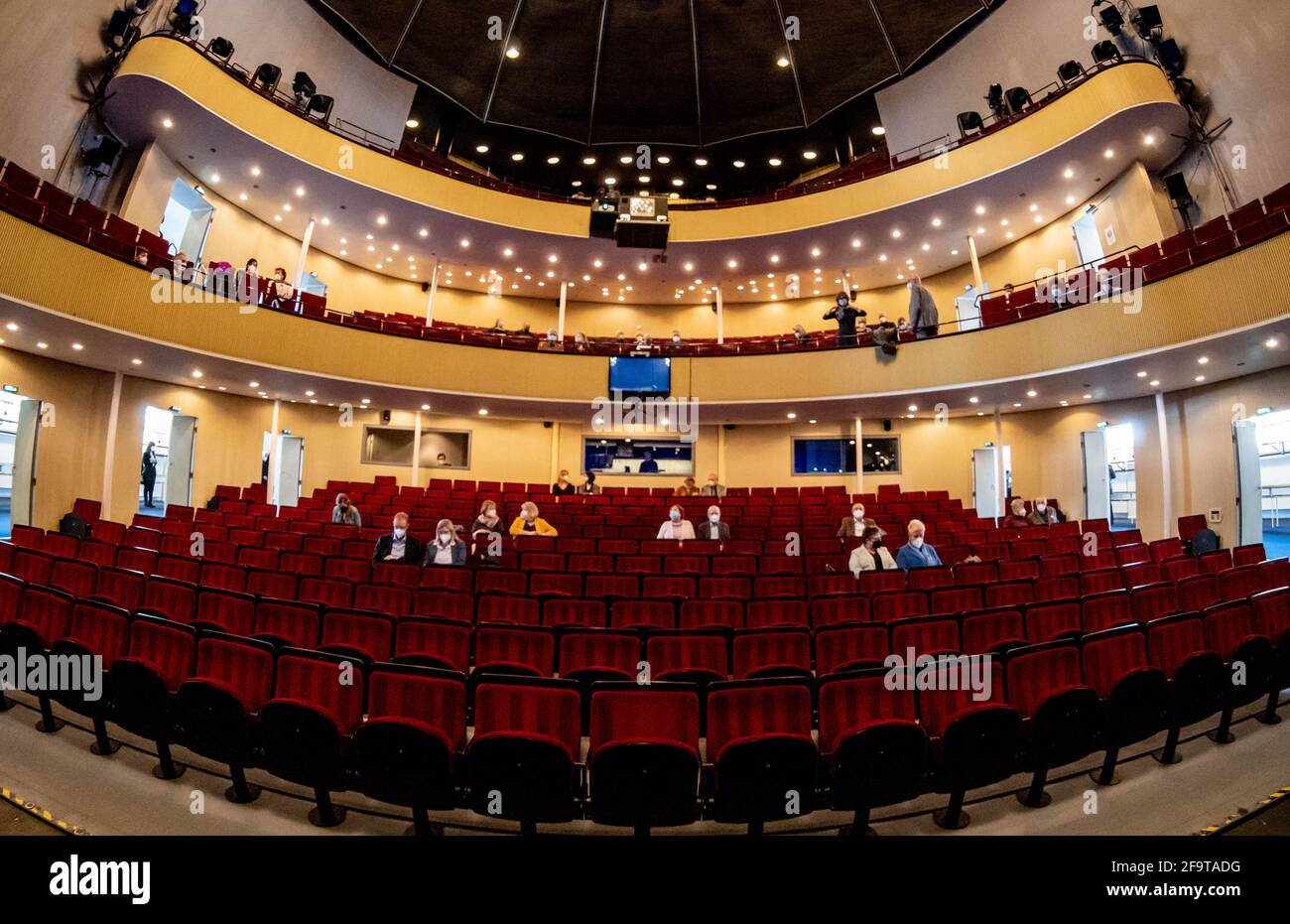 Kiel, Germania. 20 Apr 2021. I visitatori del Teatro dell'Opera di Kiel  aspettano l'inizio dell'evento. Inizia il progetto modello Cultura del  Teatro Kiel. Credit: Axel Heimken/dpa/Alamy Live News Foto stock - Alamy