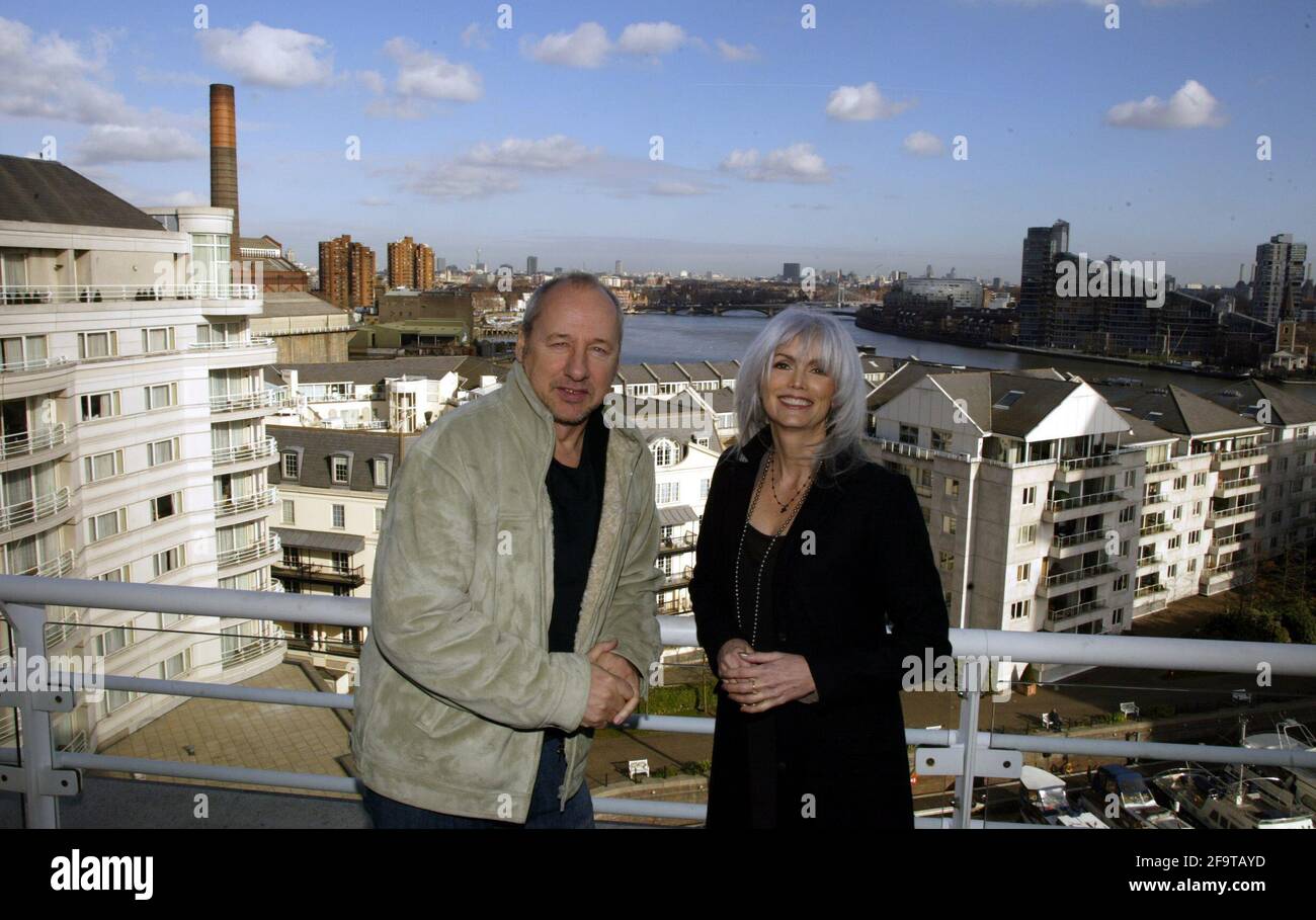 Mark Knopfler e Emmylou Harris a Londra.pic David Sandison 10/2/2006 Foto Stock