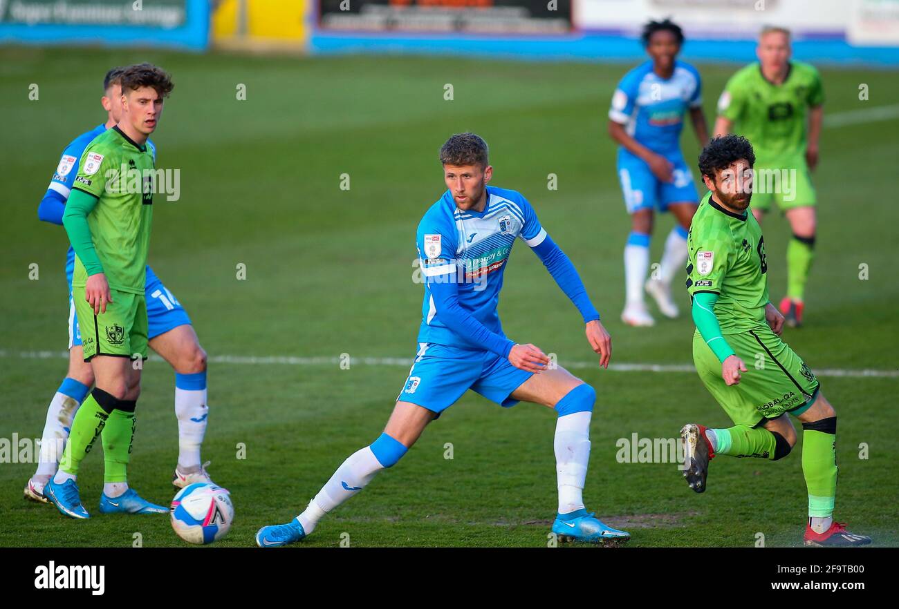 BARROW A FURNESS, REGNO UNITO. IL 20 APRILE Patrick Brough del Barrow FC gioca la palla lontano da Port vale Defenders durante la partita Sky Bet League 2 tra Barrow e Port vale presso la Holker Street, Barrow-in-Furness martedì 20 aprile 2021. (Credit: Michael driver | MI News) Credit: MI News & Sport /Alamy Live News Foto Stock