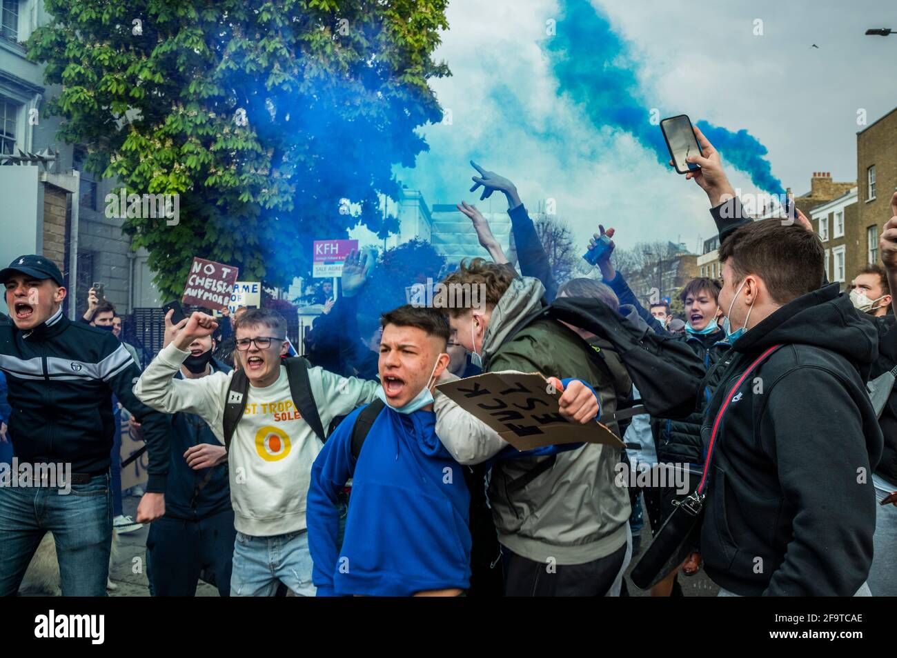 Londra, Regno Unito. 20 Apr 2021. I segni fuori dallo stadio suggeriscono che il club 'sostiene l'uguaglianza' (relativo all'odio razziale) e 'non importa chi sostenete' (relazionando i lavoratori NHS) - ma sono anche inappropriati, data la tempesta che è stata creata negli ultimi giorni. Chelsea Football Club uno dei potenziali membri della prevista European Super League. Credit: Guy Bell/Alamy Live News Foto Stock