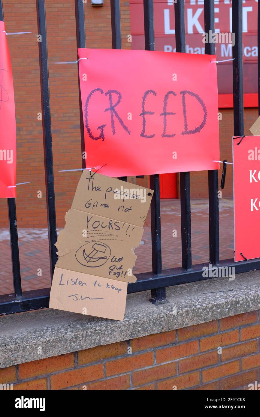 Striscioni attaccati alla recinzione perimetrale del Liverpool Football Club dai tifosi che protestano sull'intenzione dei club di aderire a una Super League europea. Foto Stock