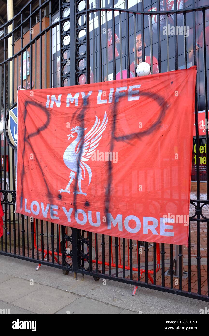 Striscioni attaccati alla recinzione perimetrale del Liverpool Football Club dai tifosi che protestano sull'intenzione dei club di aderire a una Super League europea. Foto Stock