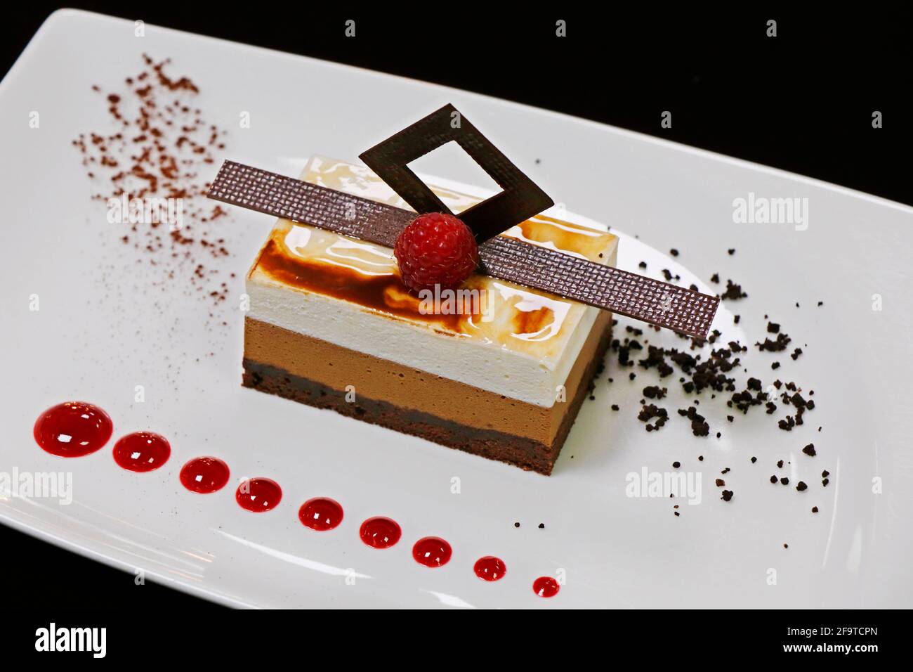 dessert a tre strati di torta alla vaniglia e mousse al cioccolato Foto Stock