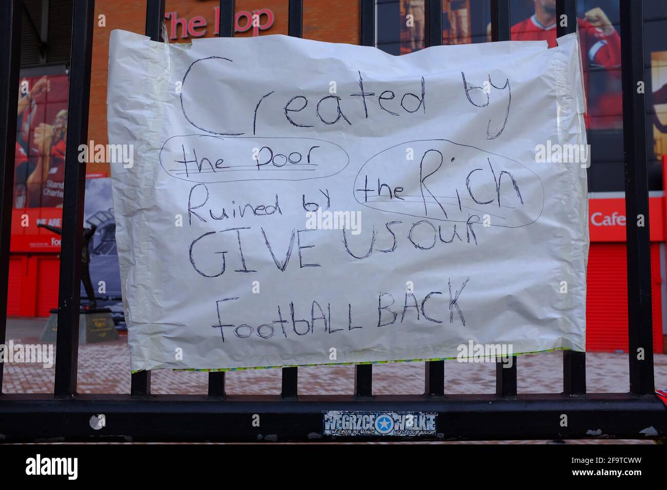 Striscioni attaccati alla recinzione perimetrale del Liverpool Football Club dai tifosi che protestano sull'intenzione dei club di aderire a una Super League europea. Foto Stock