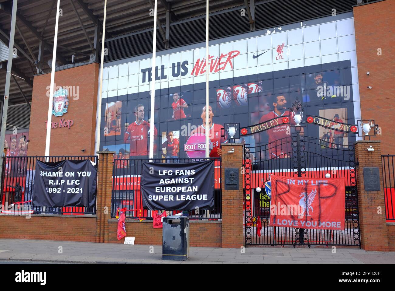 Striscioni attaccati alla recinzione perimetrale del Liverpool Football Club dai tifosi che protestano sull'intenzione dei club di aderire a una Super League europea. Foto Stock