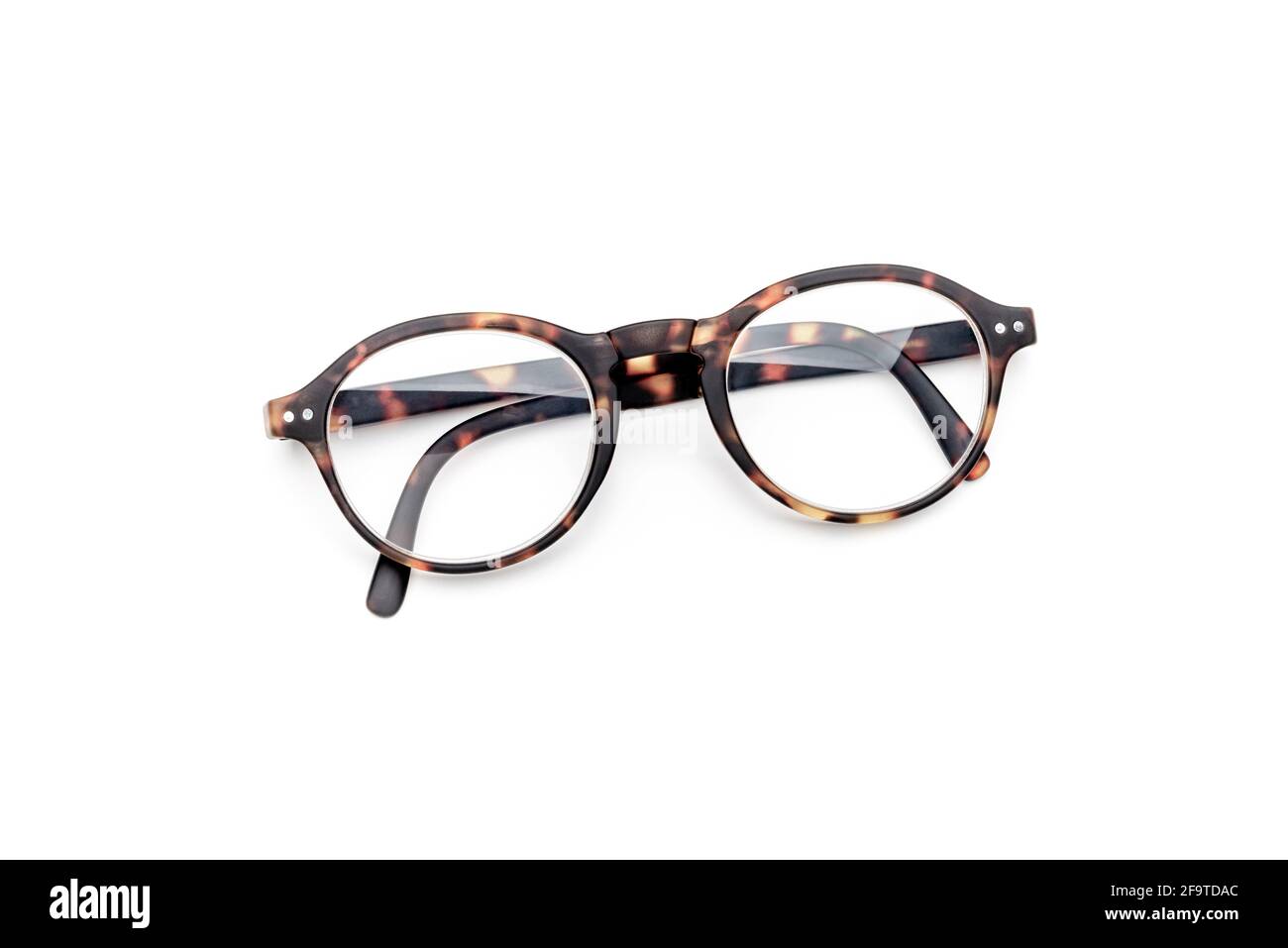 Moderni occhiali pieghevoli tartaruga, o occhiali pieghevoli occhiali da vista, isolati su uno sfondo bianco Foto Stock