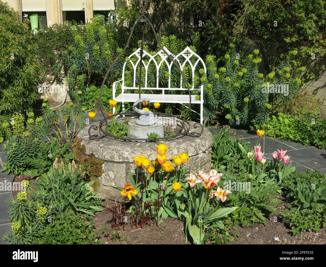 Arte e creatività nel giardino Bedfordshire di Kathy Brown in un giorno aperto nell'aprile 2021. Foto Stock