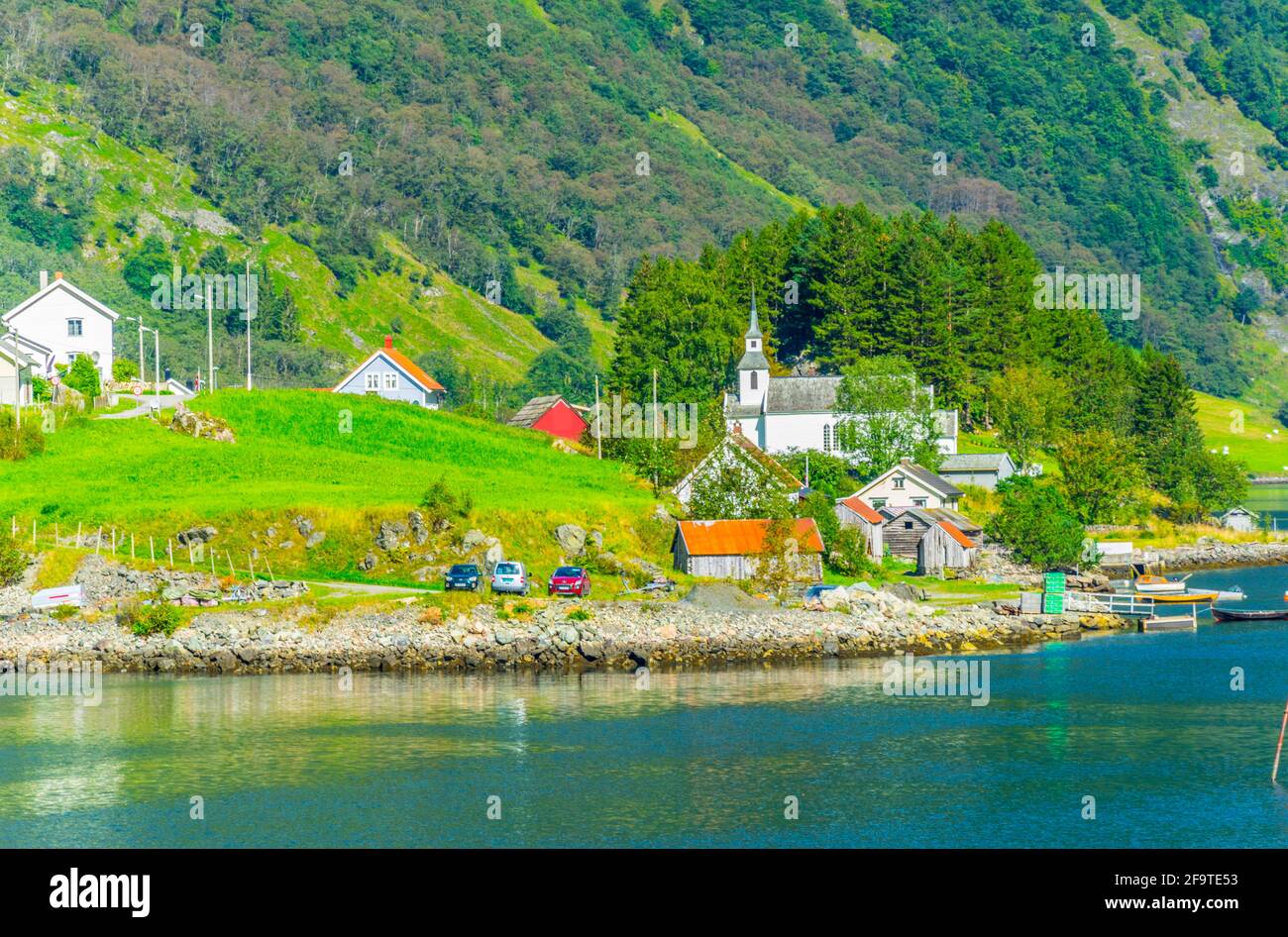 Vista di un villaggio sul bordo del Aurlandsfjord - patrimonio naturale dell'unesco - in Norvegia Foto Stock