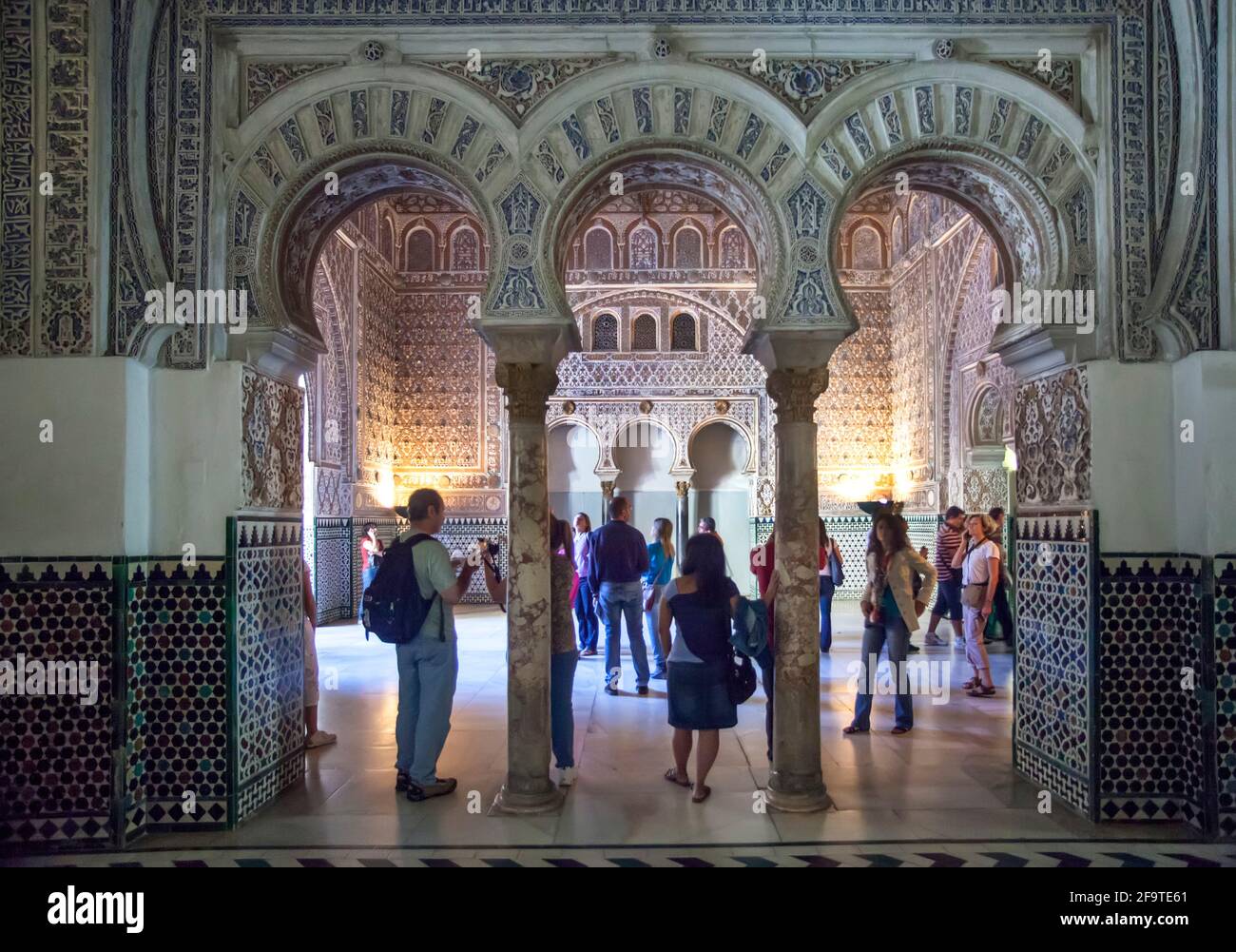 Archi islamici nel palazzo moresco all'interno dell'Alcazar reale di Siviglia, Siviglia, Spagna Foto Stock