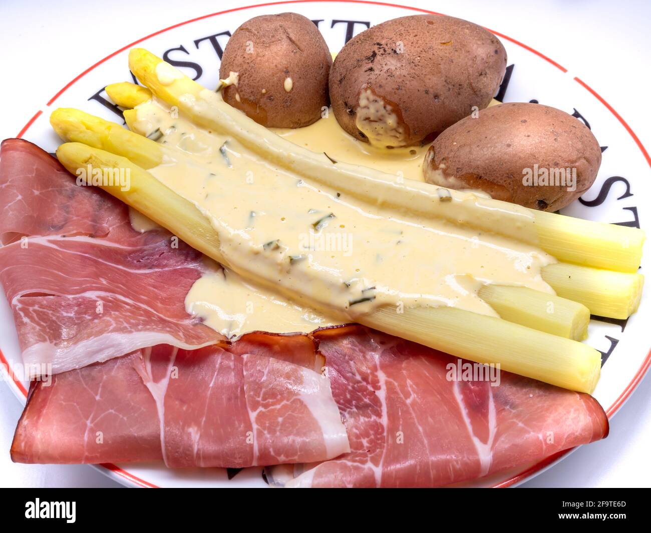 Asparagi con prosciutto nella stagione degli asparagi Foto Stock