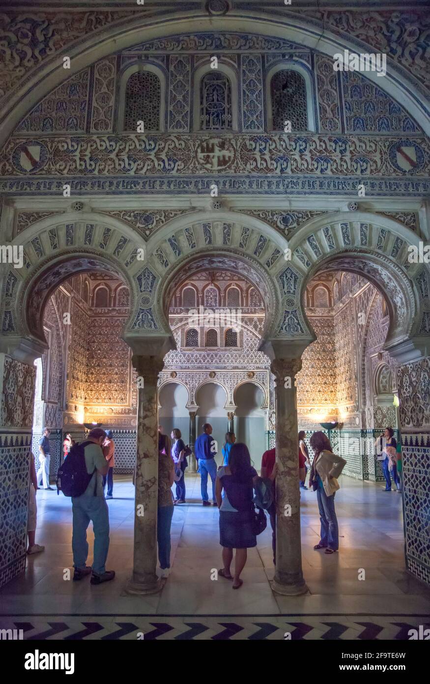 Archi islamici nel palazzo moresco all'interno dell'Alcazar reale di Siviglia, Siviglia, Spagna Foto Stock
