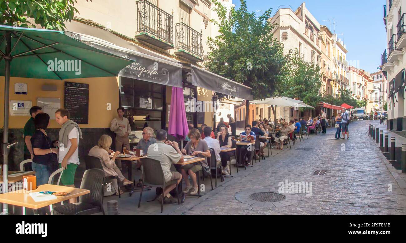 Mangiare all'aperto alla Pizzeria, Siviglia, Spagna Foto Stock