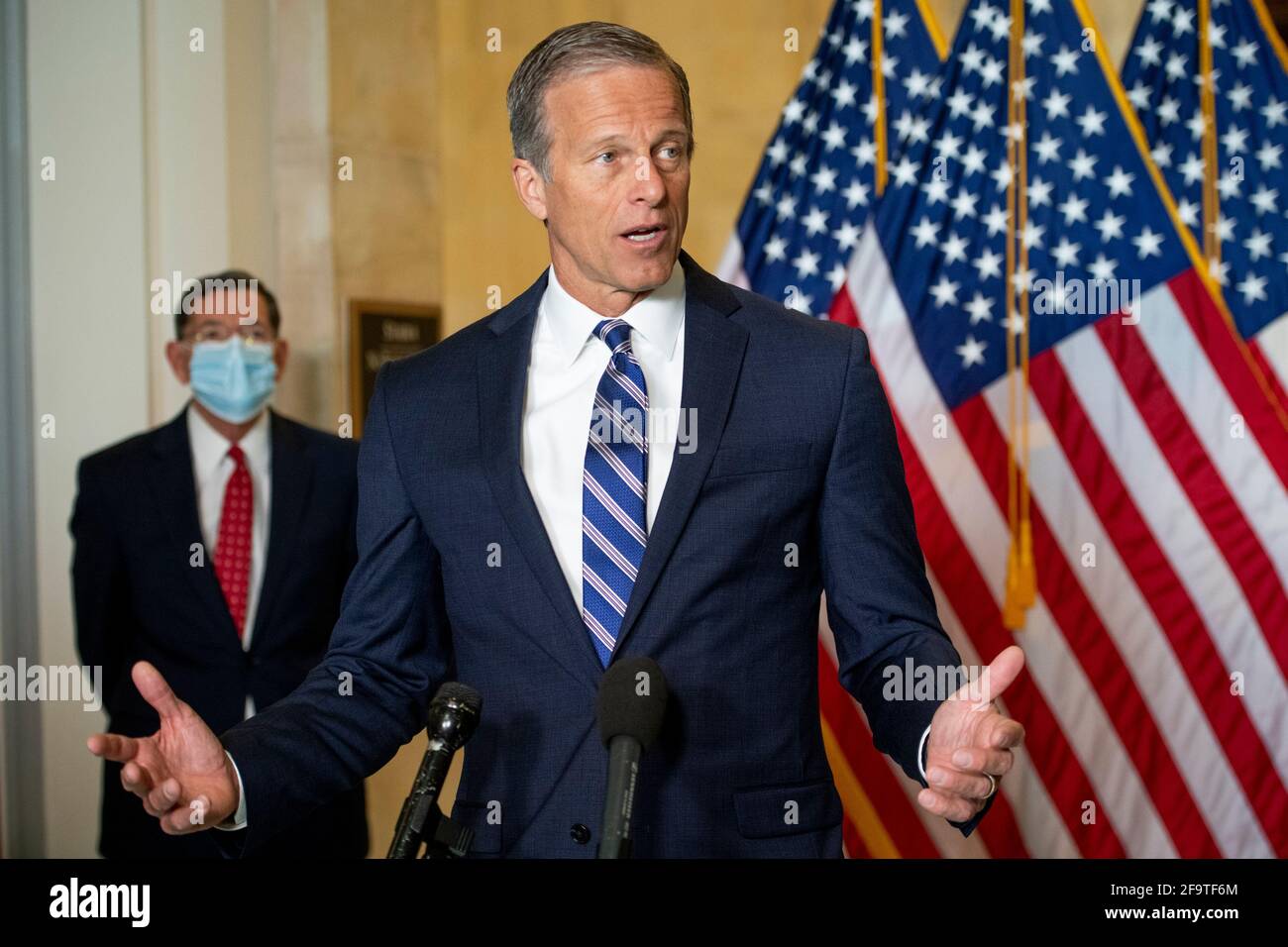 Washington, Stati Uniti d'America. 20 Apr 2021. Il senatore degli Stati Uniti John Thune (Repubblicano del South Dakota) offre osservazioni in seguito al pranzo repubblicano del Senato Russell edificio dell'ufficio del Senato a Washington, DC, martedì 20 aprile 2021. Credit: Rod Lamkey/CNP/Sipa USA Credit: Sipa USA/Alamy Live News Foto Stock