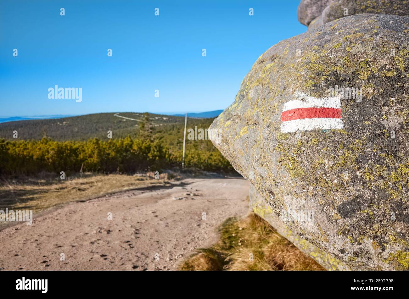Rosso segnavia escursionistico dipinto su una roccia, fuoco selettivo, Karkonosze National Park, Polonia. Foto Stock