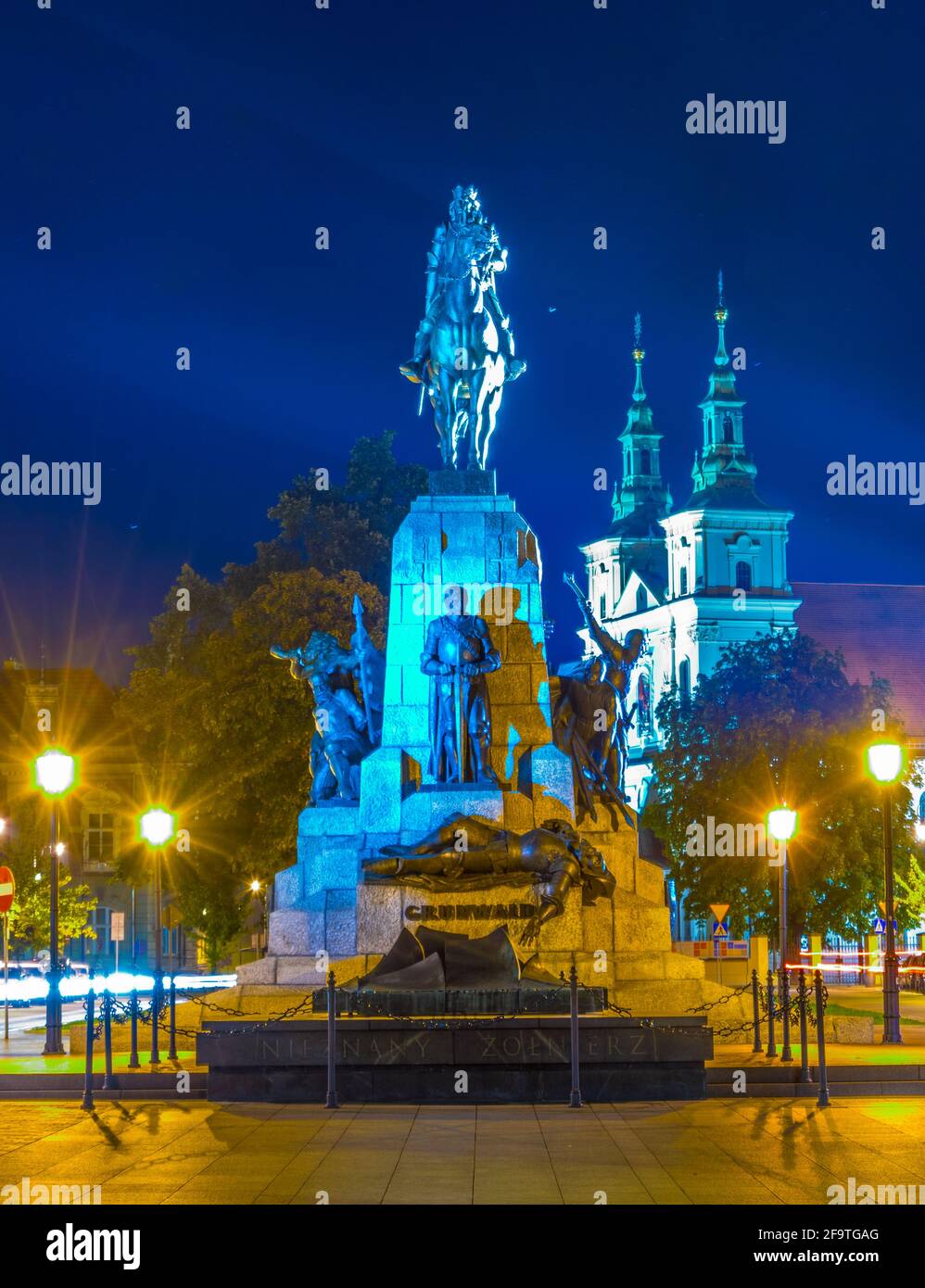 Vista notturna del Grunwald Monument nel plac Jana Matejki Cracovia Polonia Foto Stock