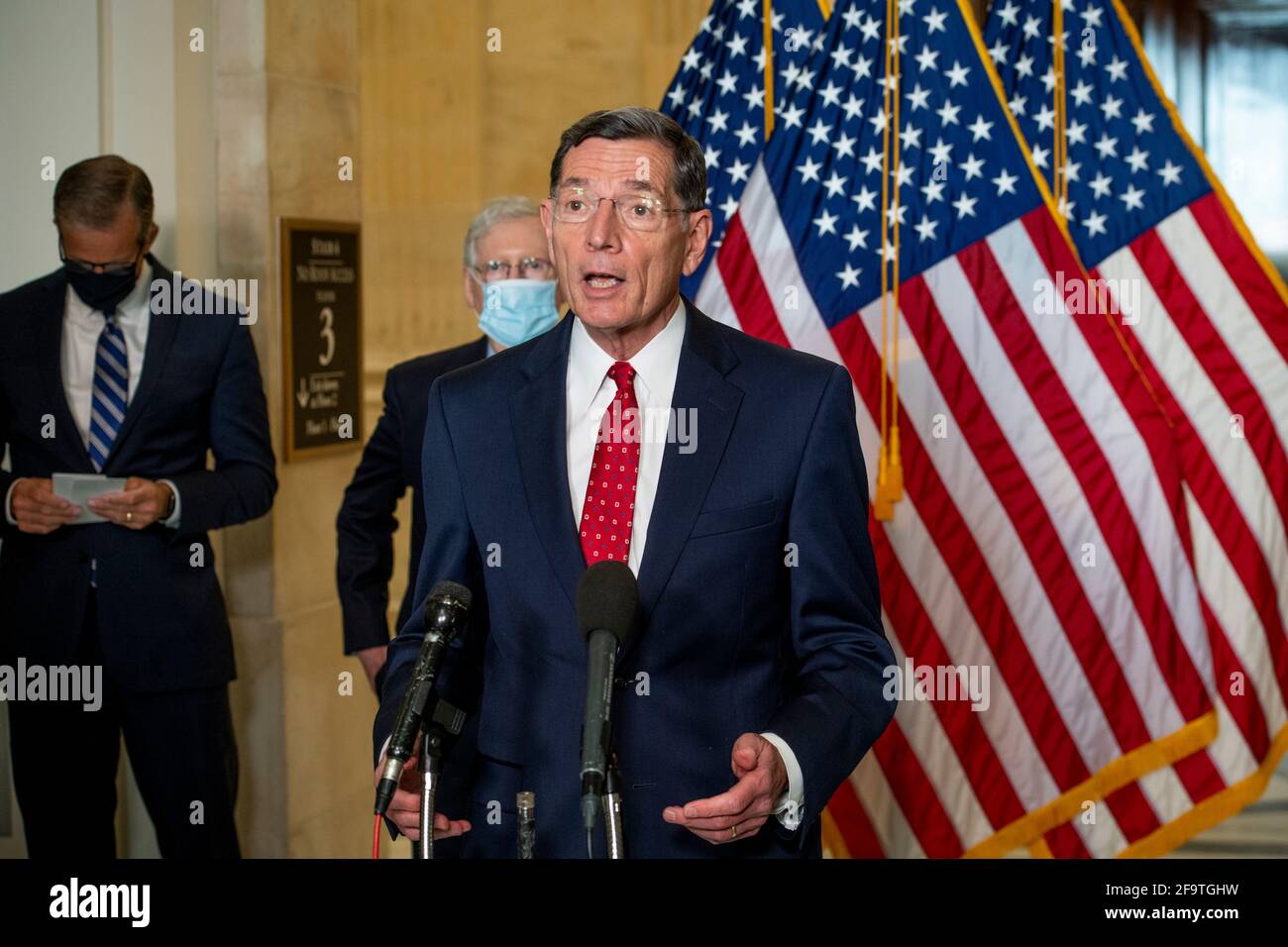 Il senatore degli Stati Uniti John Barrasso (Repubblicano del Wyoming) offre osservazioni in seguito al pranzo repubblicano del Senato Russell edificio dell'ufficio del Senato a Washington, DC, martedì 20 aprile 2021. Credit: Rod Lamkey/CNP | utilizzo in tutto il mondo Foto Stock