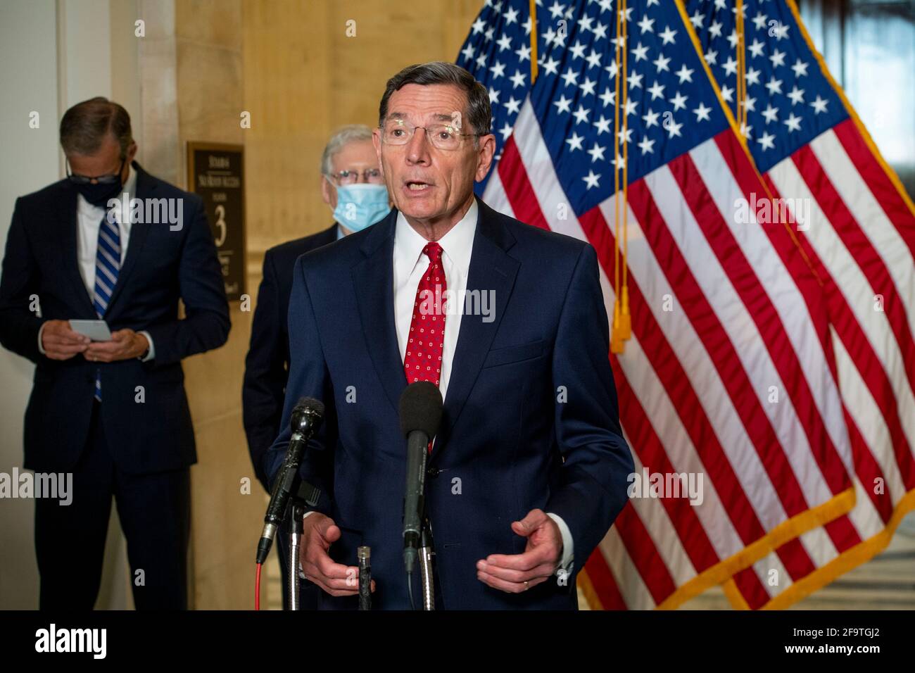 Il senatore degli Stati Uniti John Barrasso (Repubblicano del Wyoming) offre osservazioni in seguito al pranzo repubblicano del Senato Russell edificio dell'ufficio del Senato a Washington, DC, martedì 20 aprile 2021. Credit: Rod Lamkey/CNP | utilizzo in tutto il mondo Foto Stock