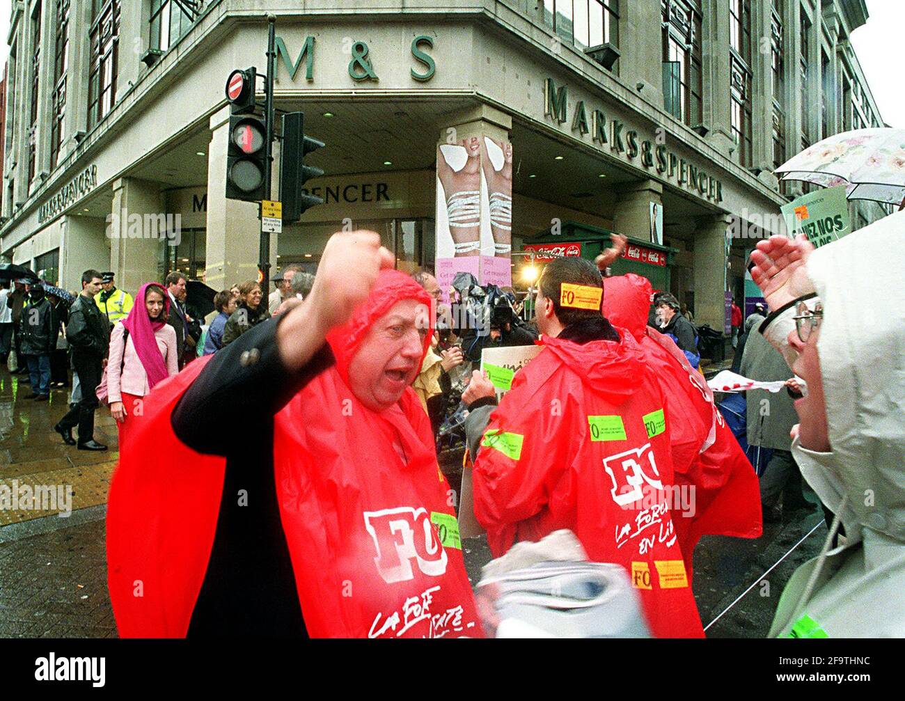 I DIPENDENTI DI MARKS E SPENCER PROTESTANO PER MARZO 2001MARKS E SPENCER DALL'EUROPA CONTINENTALE E DAL REGNO UNITO, MARCIANDO OLTRE M+S H.Q E IL NEGOZIO DI OXFORD STREET, PER PROTESTARE CONTRO I TAGLI PROPOSTI AL LAVORO. FUORI DAL NEGOZIO OXFORD STREET. Foto Stock