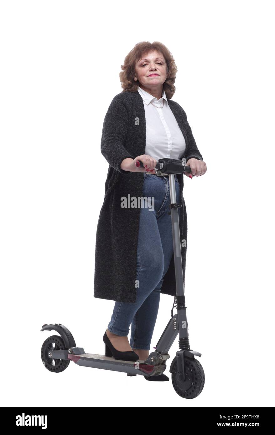 in piena crescita. donna adulta fiduciosa con uno scooter elettrico Foto Stock