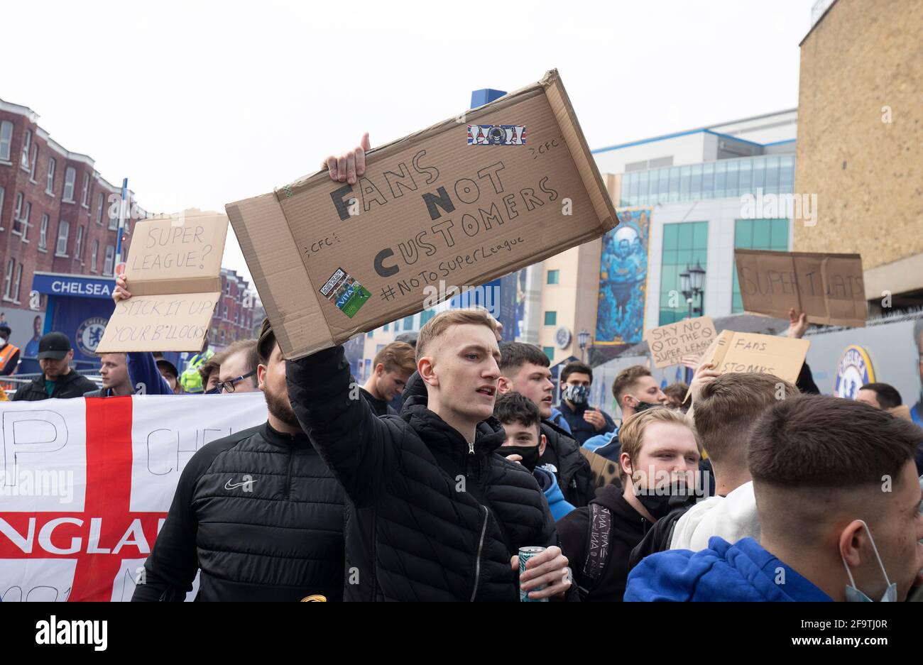 Londra, Regno Unito. 20 aprile 2021. I tifosi protestano fuori dallo stadio contro la proposta di Super League europea in vista della partita tra Chelsea e Brighton allo stadio Stamford Bridge il 20 aprile 2021 a Londra, Regno Unito Foto Stock