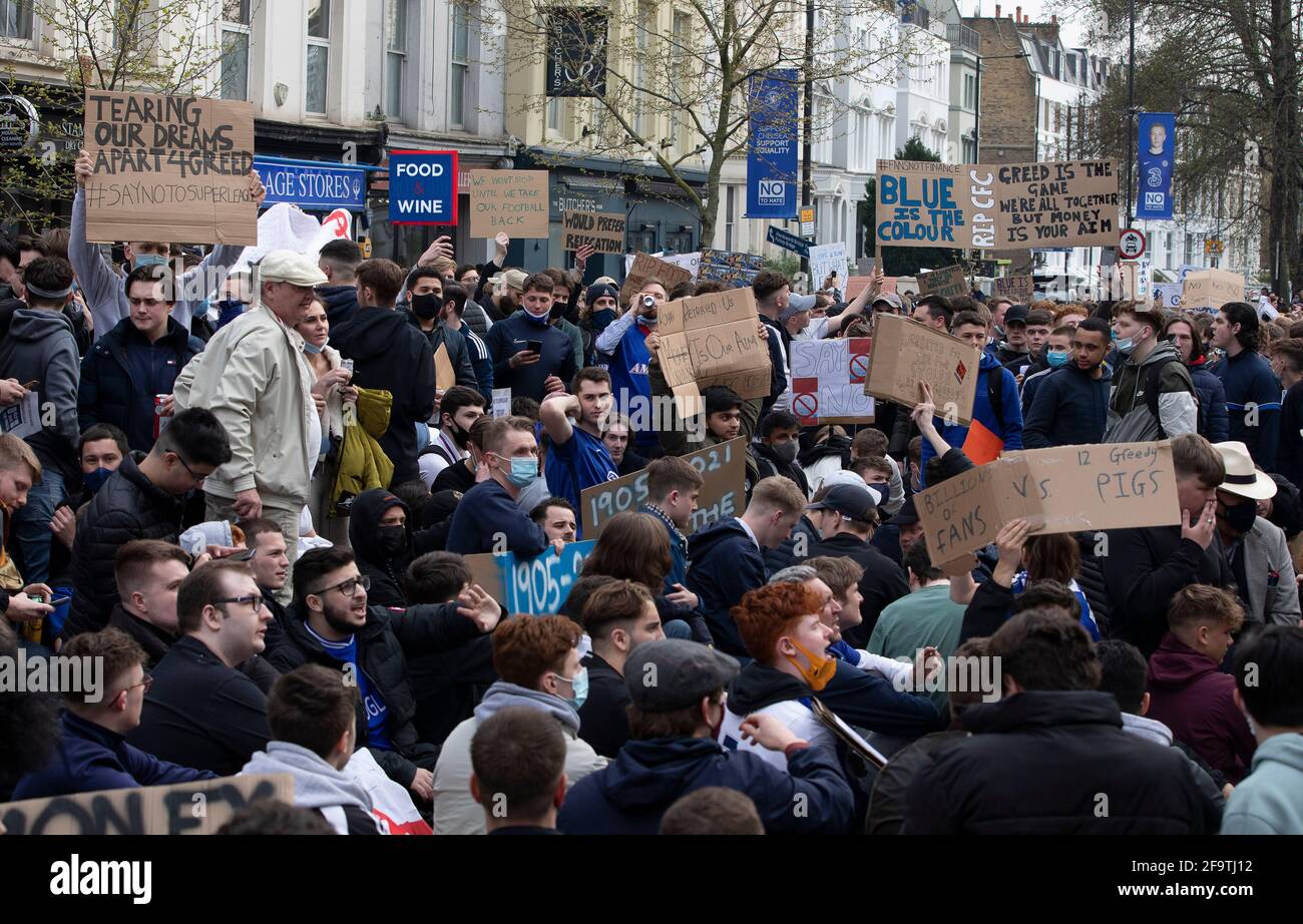 Londra, Regno Unito. 20 aprile 2021. I tifosi protestano fuori dallo stadio contro la proposta di Super League europea in vista della partita tra Chelsea e Brighton allo stadio Stamford Bridge il 20 aprile 2021 a Londra, Regno Unito Foto Stock