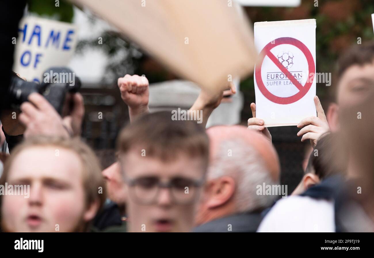 Londra, Regno Unito. 20 aprile 2021. I tifosi protestano fuori dallo stadio contro la proposta di Super League europea in vista della partita tra Chelsea e Brighton allo stadio Stamford Bridge il 20 aprile 2021 a Londra, Regno Unito Foto Stock