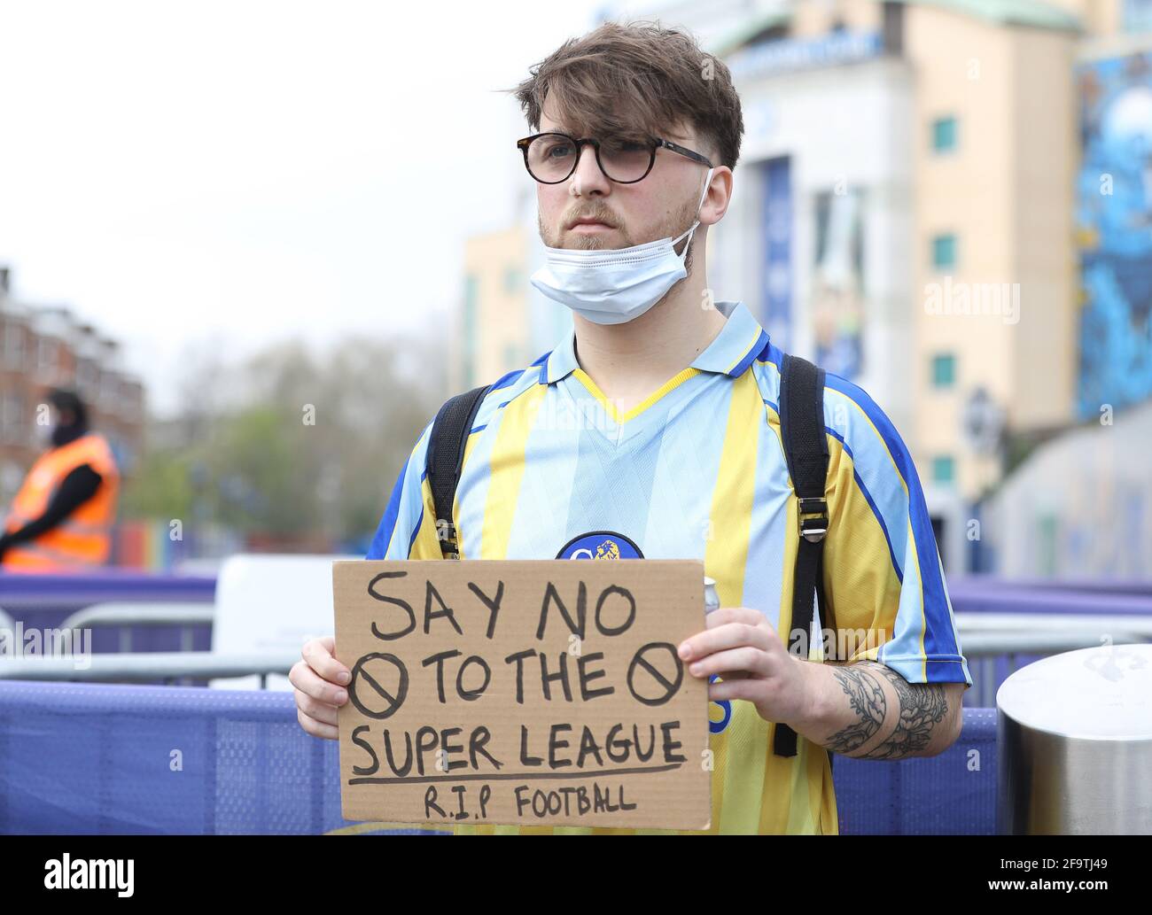 Londra, Regno Unito. 20 aprile 2021. I tifosi protestano fuori dallo stadio contro la proposta di Super League europea in vista della partita tra Chelsea e Brighton allo stadio Stamford Bridge il 20 aprile 2021 a Londra, Regno Unito Foto Stock