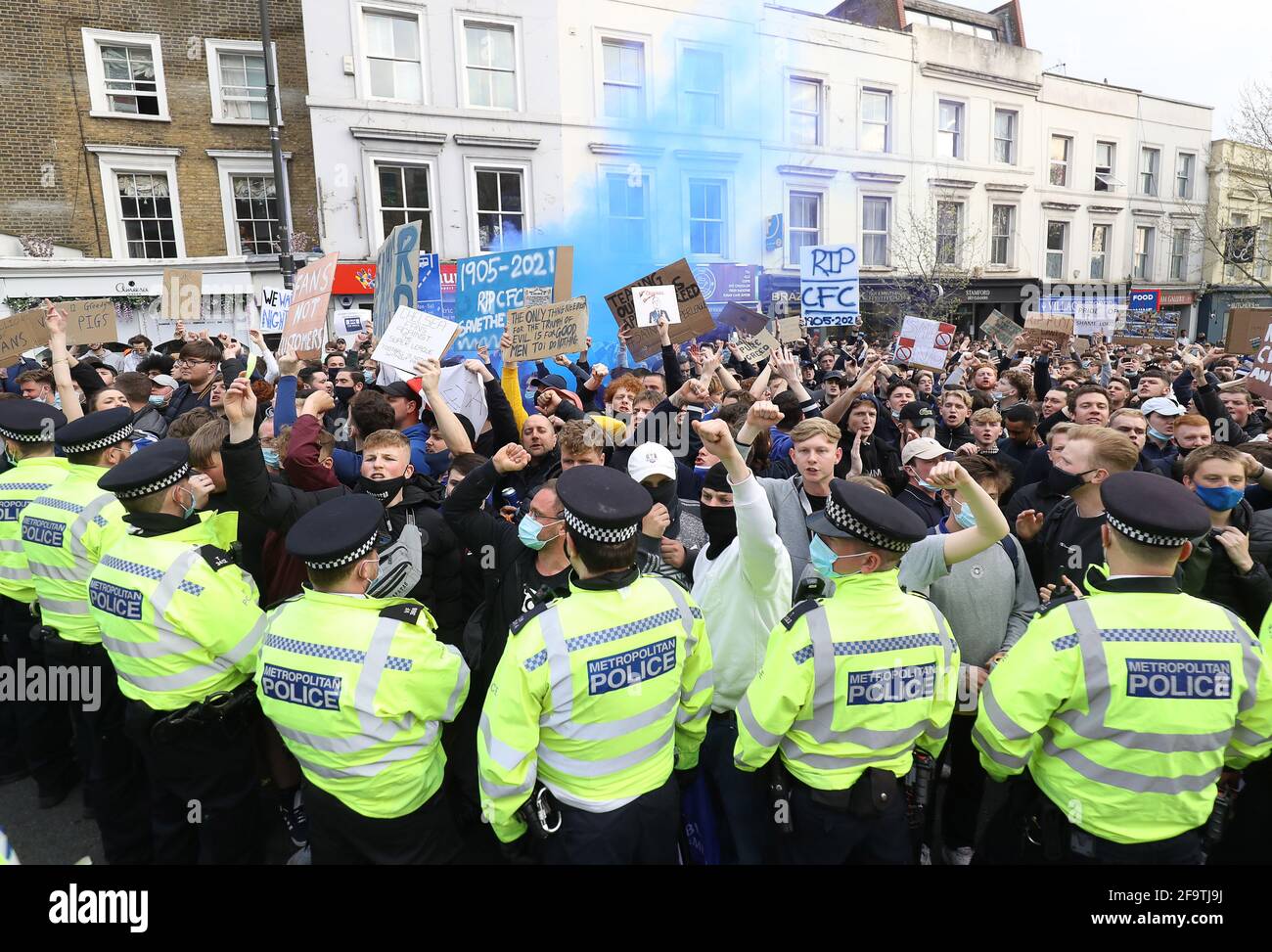 Londra, Regno Unito. 20 aprile 2021. Gli ufficiali di polizia sono visti come tifosi di protesta fuori dallo stadio contro la proposta di Super League europea in vista della partita tra Chelsea e Brighton allo stadio Stamford Bridge il 20 aprile 2021 a Londra, Regno Unito Foto Stock