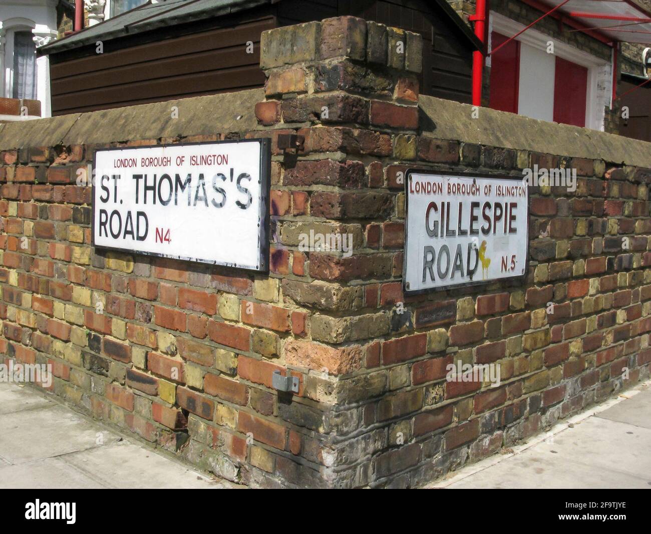 Le indicazioni per la strada di Londra sulle mura di mattoni per St.Tomas's Road e Gillespie Road, Highbury, London Borough of Islington, N4 e N5 a partire dal 2012 Foto Stock