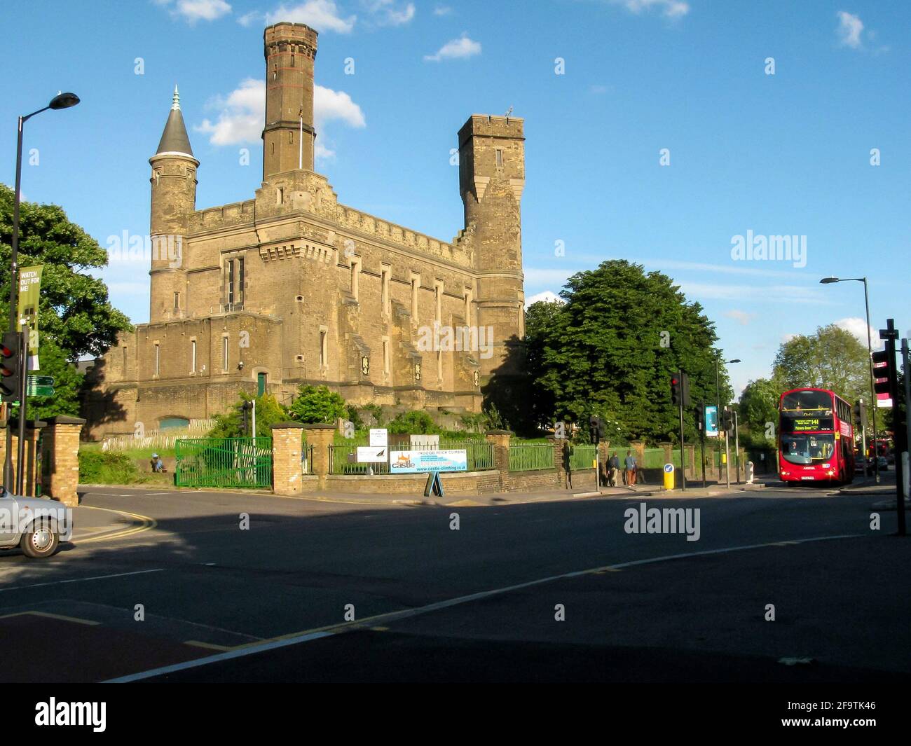 Il Castle Climbing Center e la pompa vittoriana su Green Lanes, Stoke Newington, Londra N4 2HA, Regno Unito dal 2012 Foto Stock