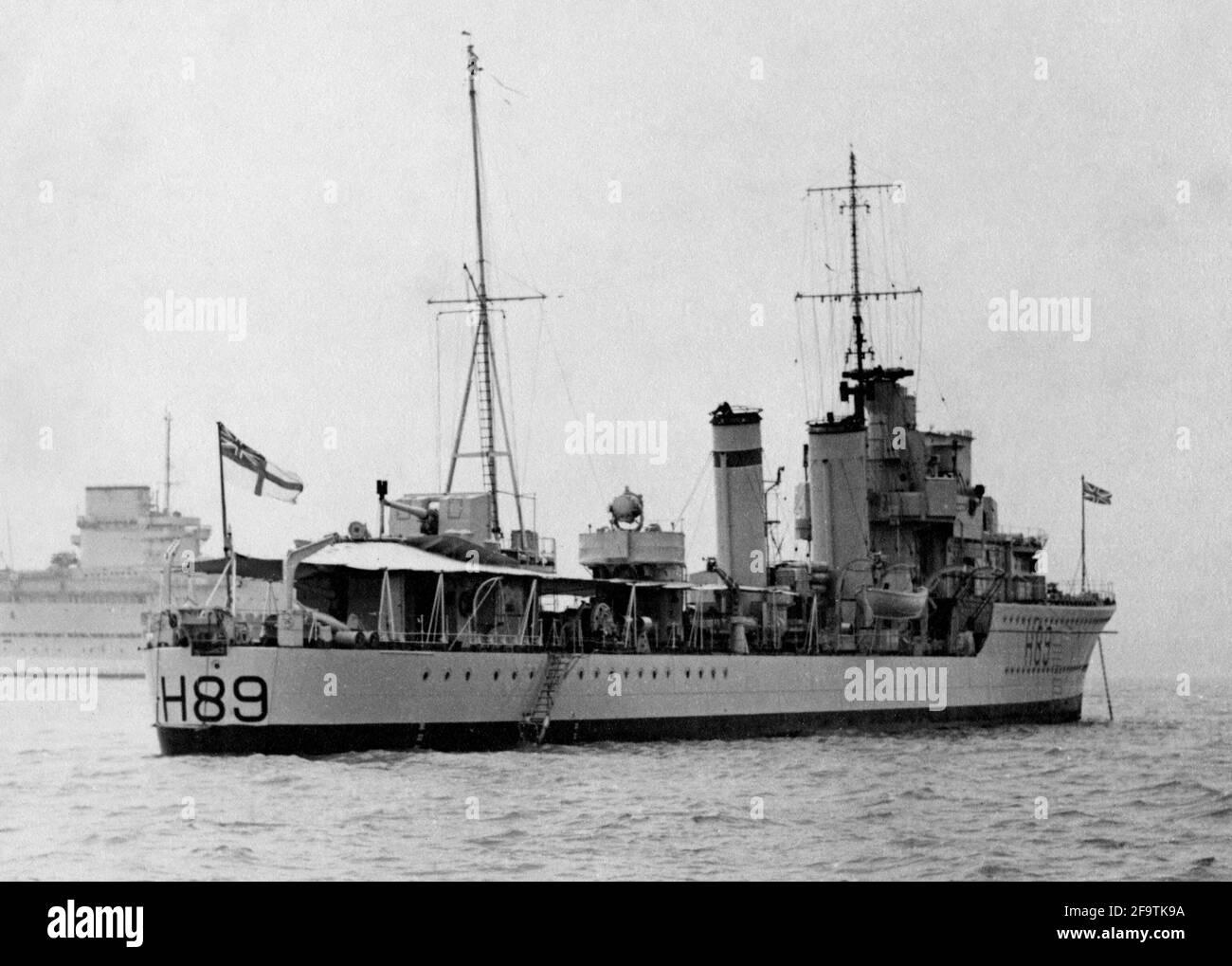 AJAXNETPHOTO. 1937. SPITHEAD, INGHILTERRA. - DUNKIRK VETERANO AFFONDATO - HMS GRAFTON (H89), UN CACCIATORPEDINIERE DI CLASSE G COSTRUITO DA J.THORNYCROFT A WOOLSTON, SOUTHAMPTON NEL 1935, VISTO QUI ALLA REVISIONE DELL'INCORONAZIONE DI MAGGIO, È STATO ATTACCATO E DANNEGGIATO DALLA U-BOAT TEDESCA U62 DURANTE L'OPERAZIONE DINAMOMETRO (SOLLIEVO DI DUNKERQUE). IL SUO CAPITANO CMDR. C. ROBINSON R.N. È STATO UCCISO INSIEME A DIVERSI MEMBRI DELL'EQUIPAGGIO. GRAFTON FU AFFONDATO DA UN INCENDIO DA IVANHOE DOPO CHE L'EQUIPAGGIO RIMANENTE ERA STATO TOLTO. PHOTOGRAPHER:UNKNOWN © DIGITAL IMAGE COPYRIGHT AJAX VINTAGE PICTURE LIBRARY SOURCE: AJAX VINTAGE PICTURE LIBRARY COLLECTION REF:1937001 Foto Stock