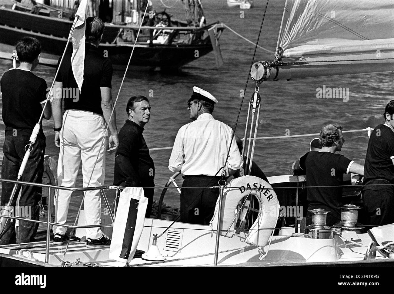 AJAXNETPHOTO. AGOSTO 1975. COWES, INGHILTERRA, - DUKE VEDE L'AZIONE - S.A.R. IL PRINCIPE FILIPPO IL DUCA DI EDIMBURGO AL TIMONE DELLO YACHT DASHER. PHOTO;JONATHAN EASTLAND/AJAX REF:750003003 Foto Stock